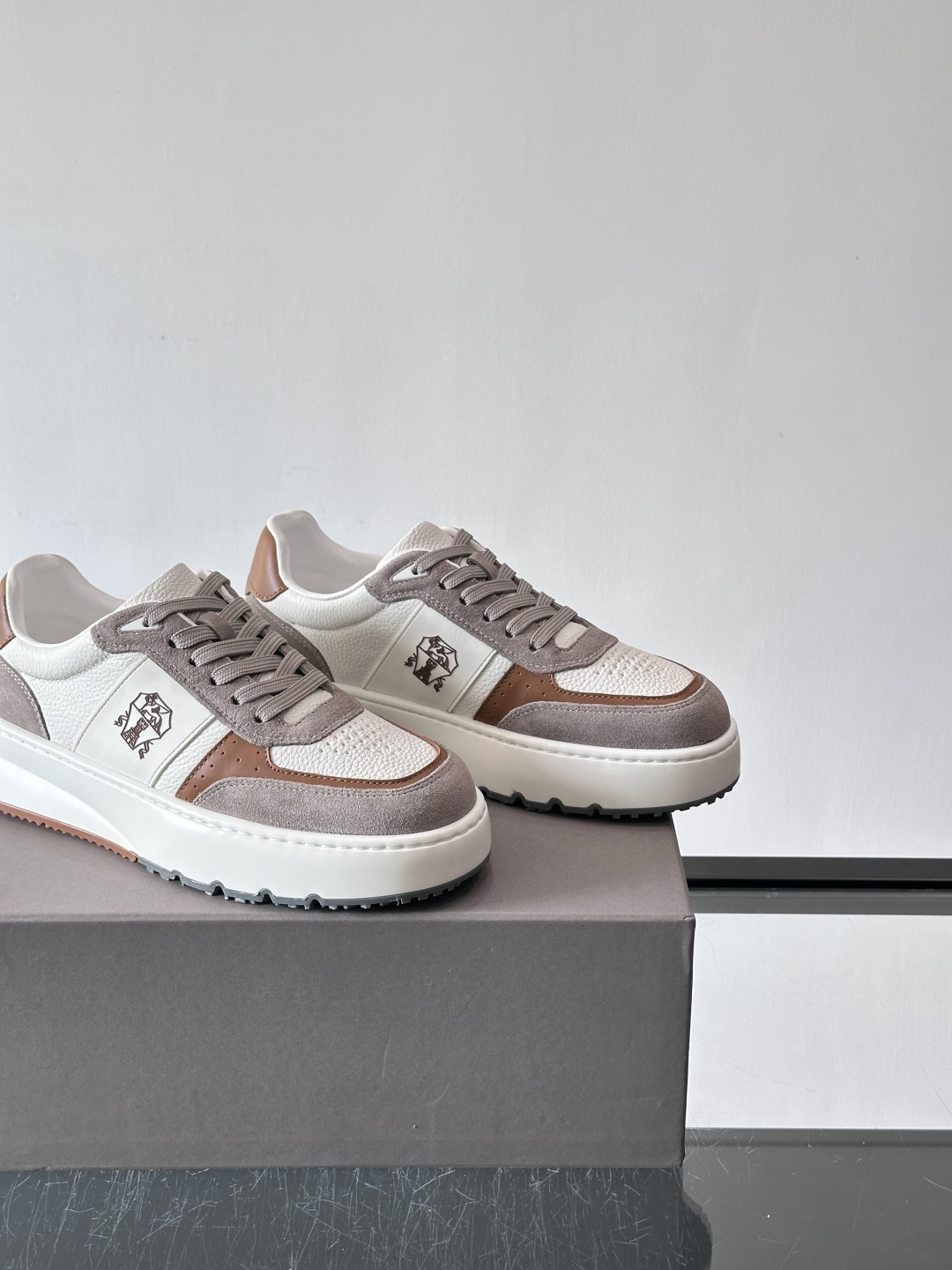 Brunello Cucinelli 男士运动鞋​​👟这款运动鞋采用牛皮+反绒牛皮拼接，微孔设计超透气，