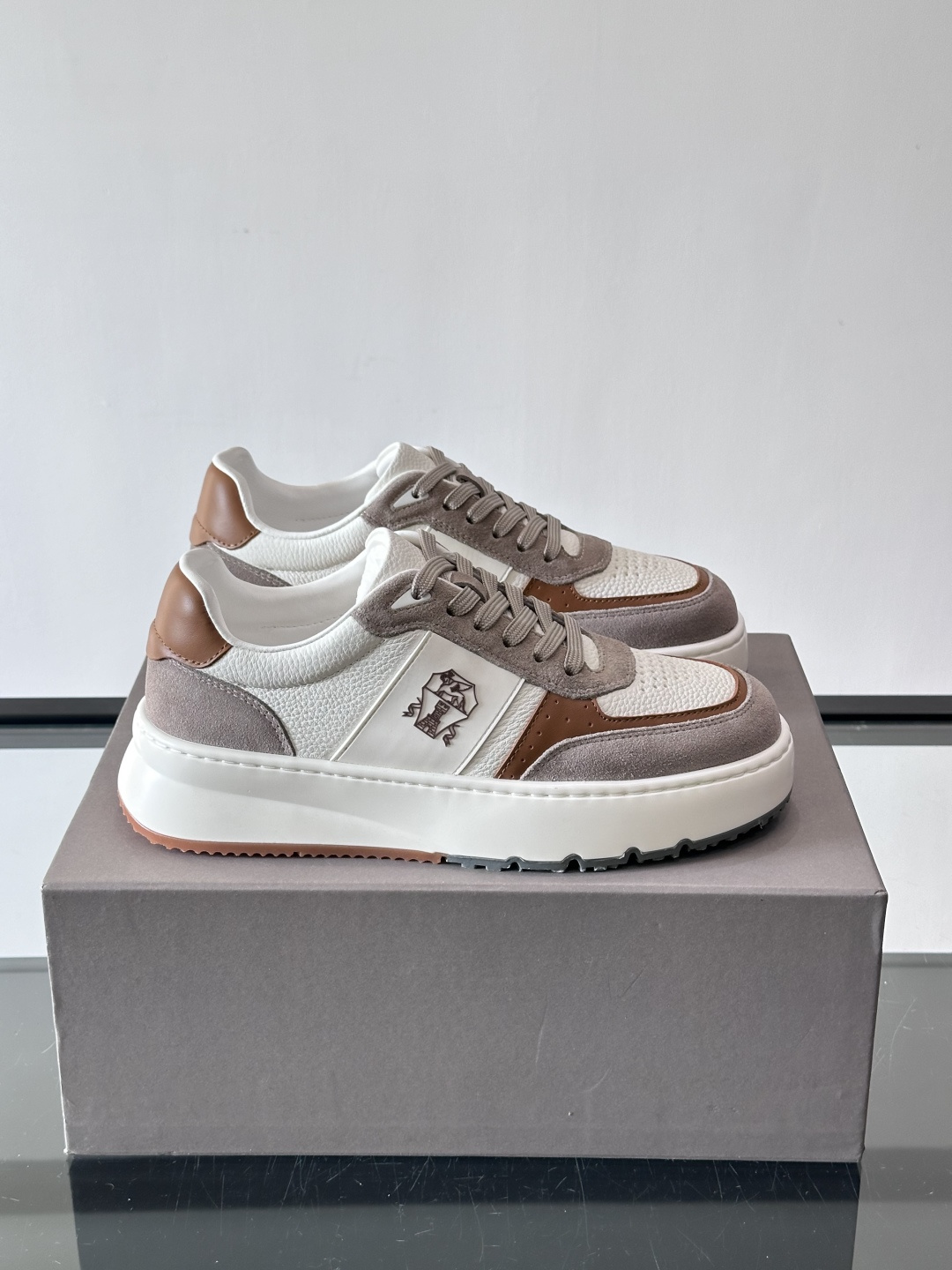 Brunello Cucinelli 男士运动鞋​​👟这款运动鞋采用牛皮+反绒牛皮拼接，微孔设计超透气，