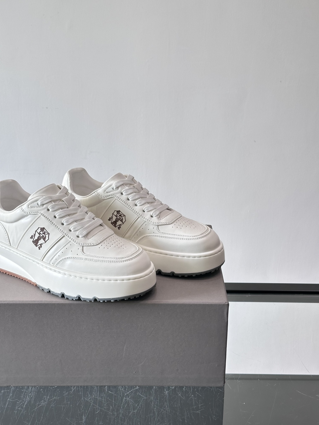 Brunello Cucinelli 男士运动鞋​​👟这款运动鞋采用牛皮+反绒牛皮拼接，微孔设计超透气，