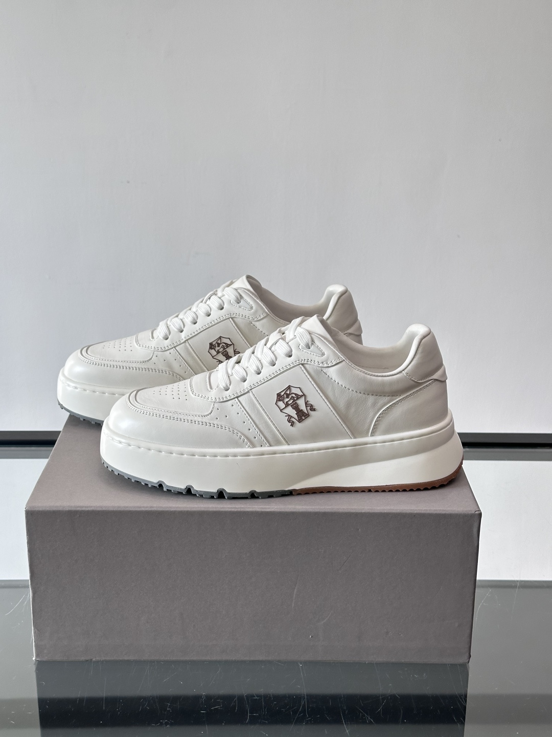 Brunello Cucinelli 男士运动鞋​​👟这款运动鞋采用牛皮+反绒牛皮拼接，微孔设计超透气，