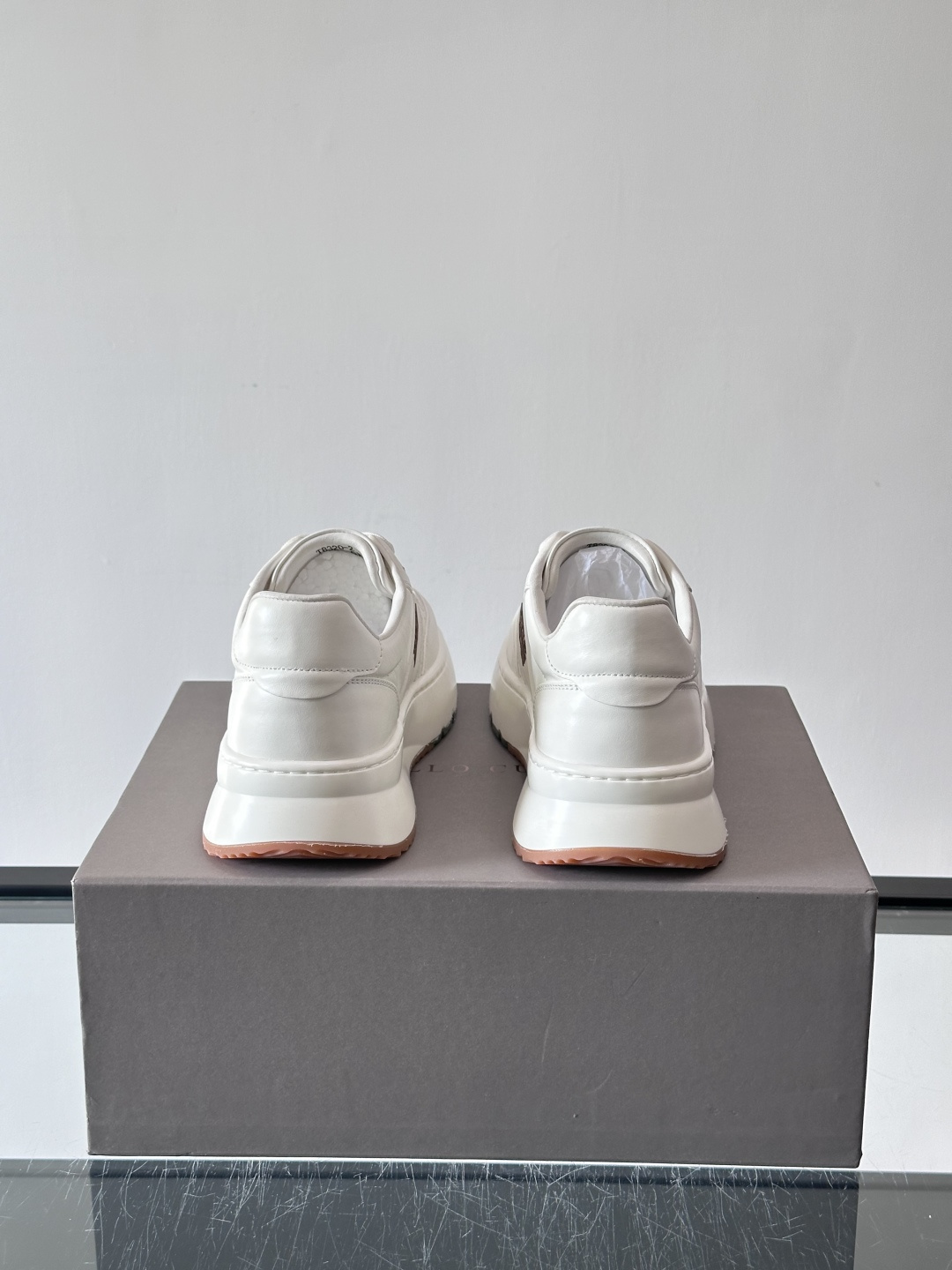 Brunello Cucinelli 男士运动鞋​​👟这款运动鞋采用牛皮+反绒牛皮拼接，微孔设计超透气，