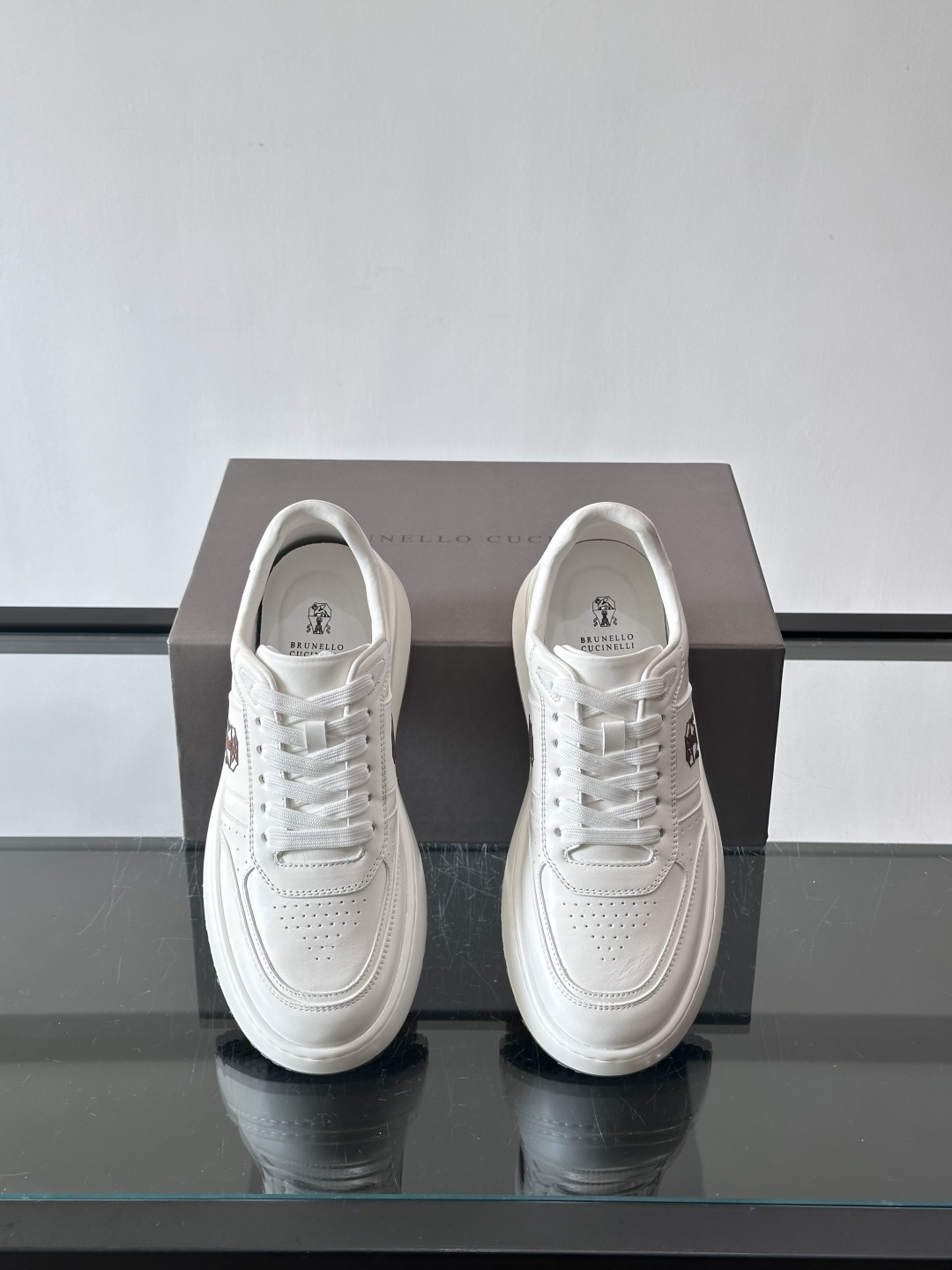 Brunello Cucinelli 男士运动鞋​​👟这款运动鞋采用牛皮+反绒牛皮拼接，微孔设计超透气，