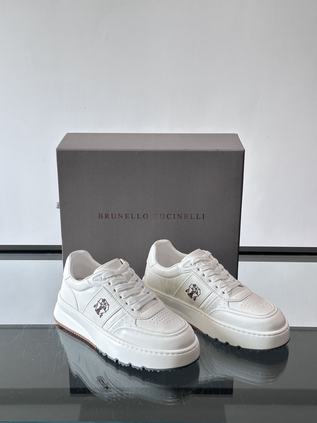 Brunello Cucinelli 男士运动鞋​​👟这款运动鞋采用牛皮+反绒牛皮拼接，微孔设计超透气，