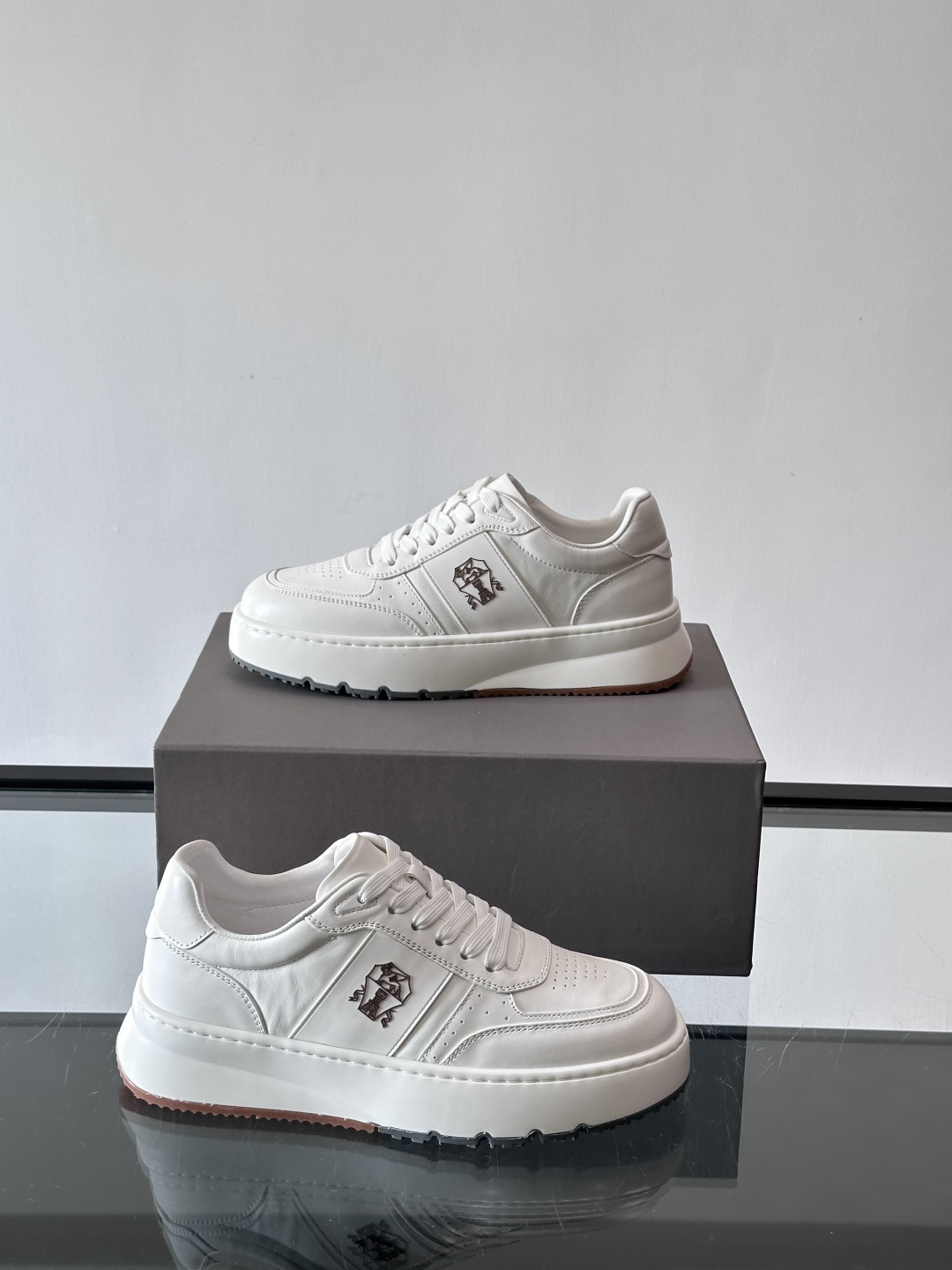 Brunello Cucinelli 男士运动鞋​​👟这款运动鞋采用牛皮+反绒牛皮拼接，微孔设计超透气，