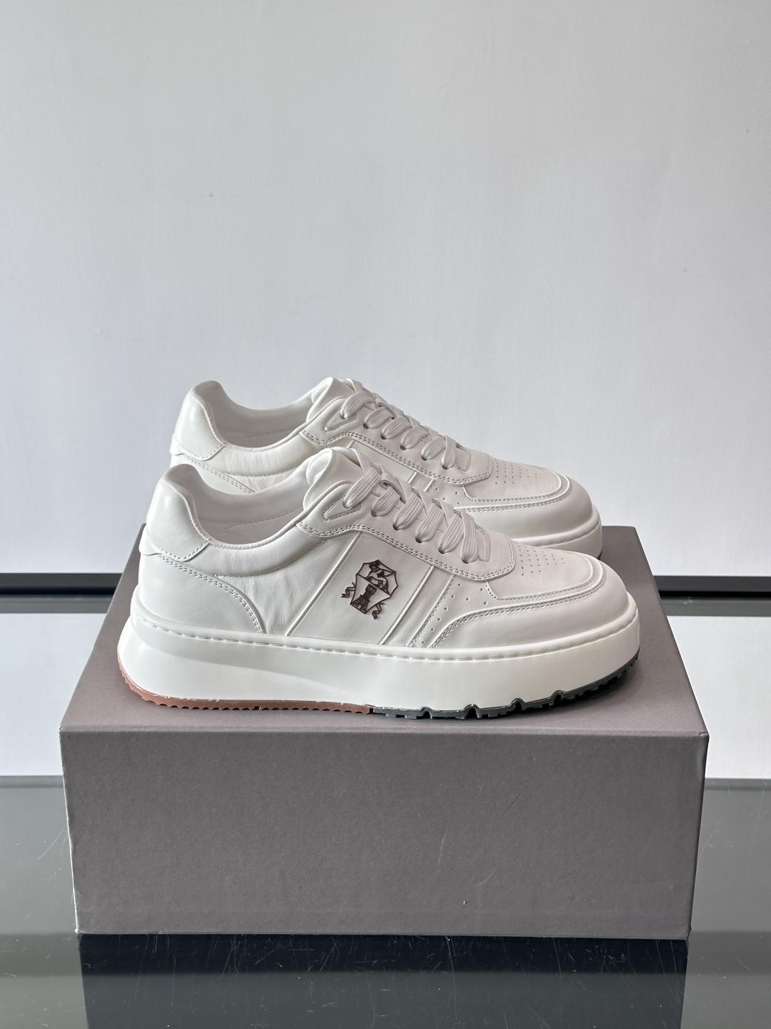 Brunello Cucinelli 男士运动鞋​​👟这款运动鞋采用牛皮+反绒牛皮拼接，微孔设计超透气，