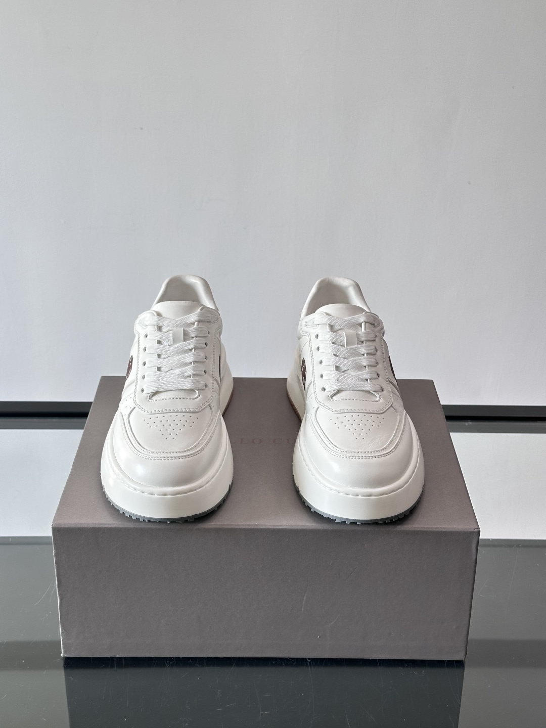 Brunello Cucinelli 男士运动鞋​​👟这款运动鞋采用牛皮+反绒牛皮拼接，微孔设计超透气，