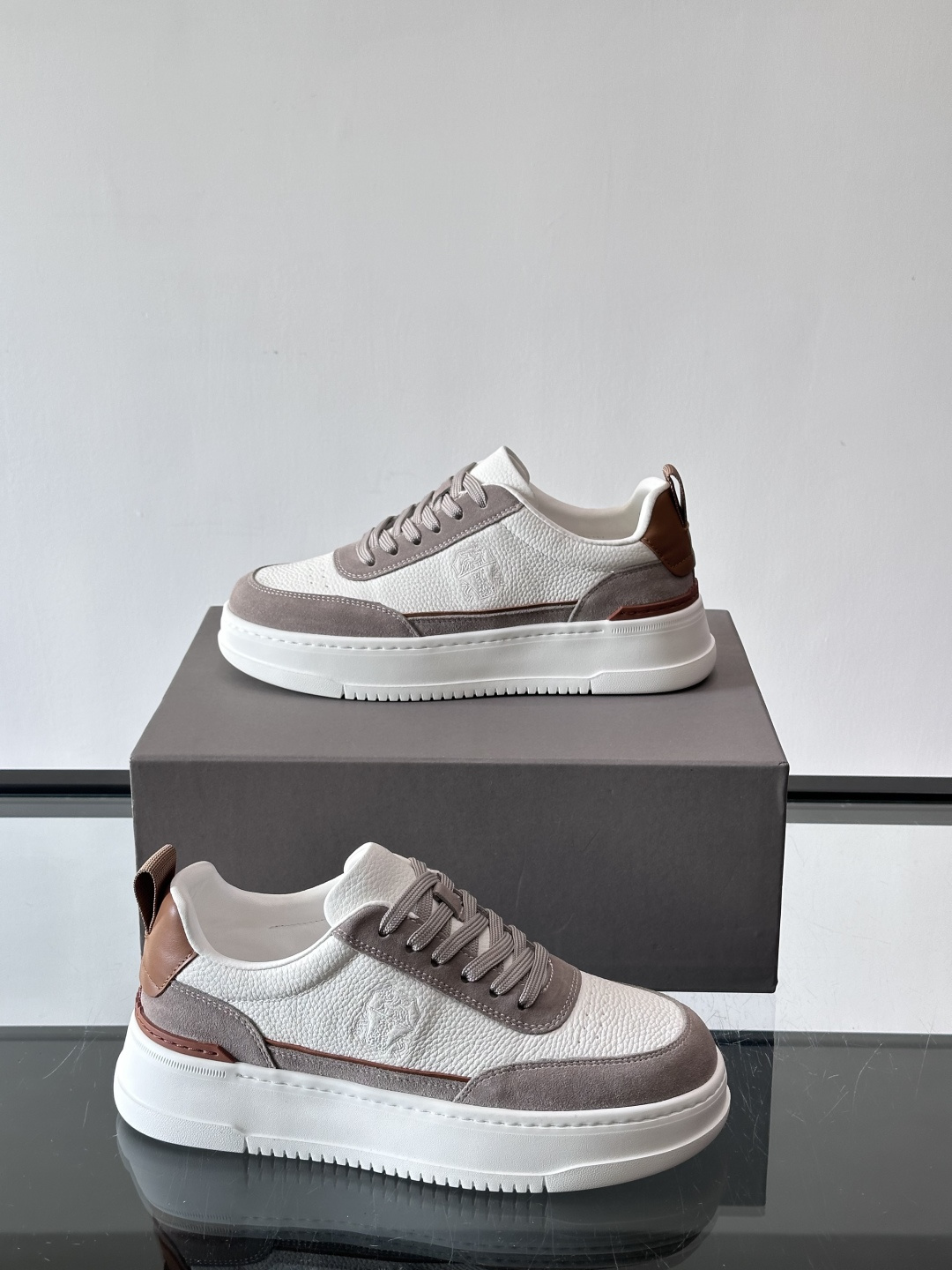 Brunello Cucinelli 男士运动鞋​​👟这款运动鞋采用牛皮+反绒牛皮拼接，微孔设计超透气，