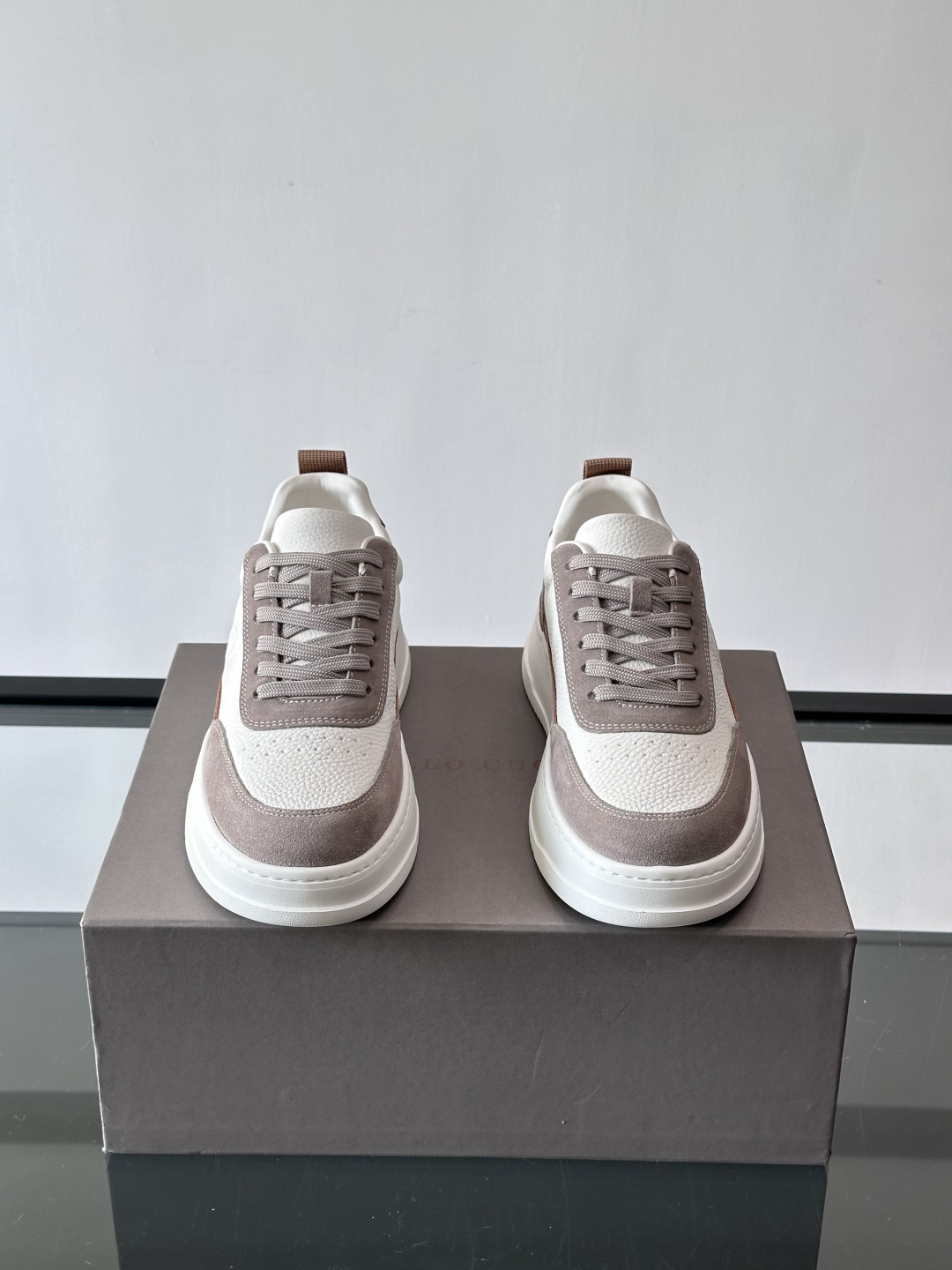 Brunello Cucinelli 男士运动鞋​​👟这款运动鞋采用牛皮+反绒牛皮拼接，微孔设计超透气，