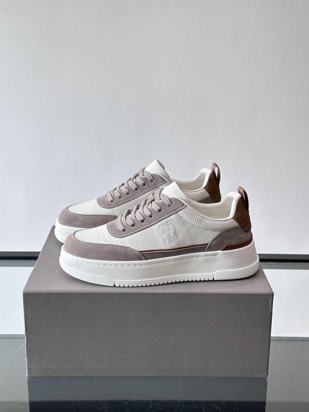 Brunello Cucinelli 男士运动鞋​​👟这款运动鞋采用牛皮+反绒牛皮拼接，微孔设计超透气，