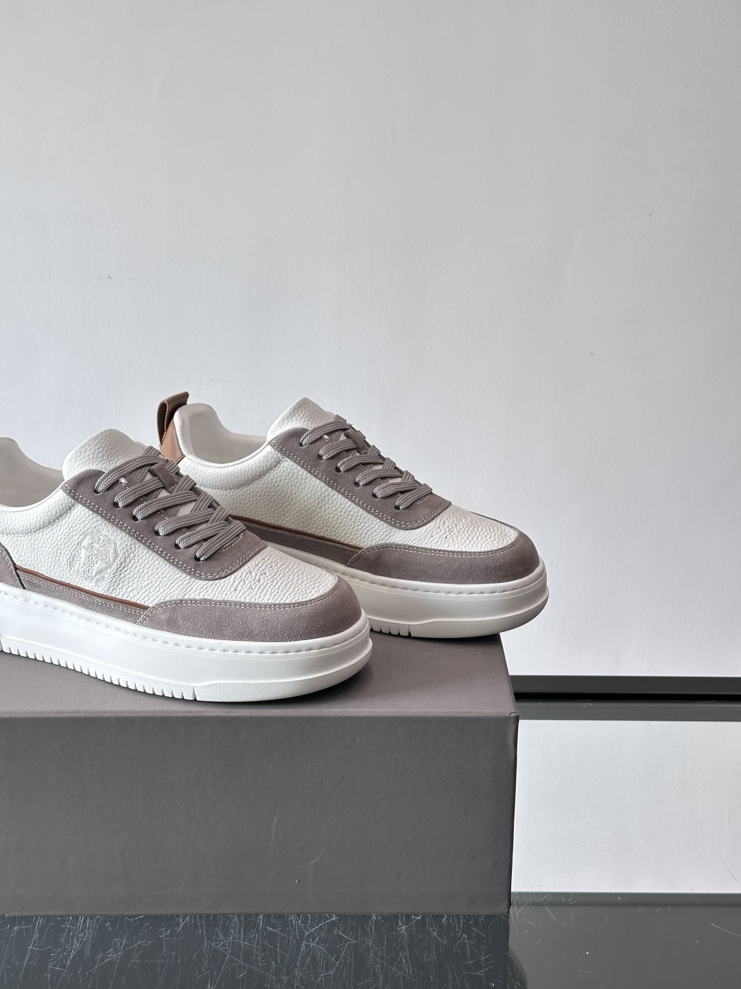 Brunello Cucinelli 男士运动鞋​​👟这款运动鞋采用牛皮+反绒牛皮拼接，微孔设计超透气，