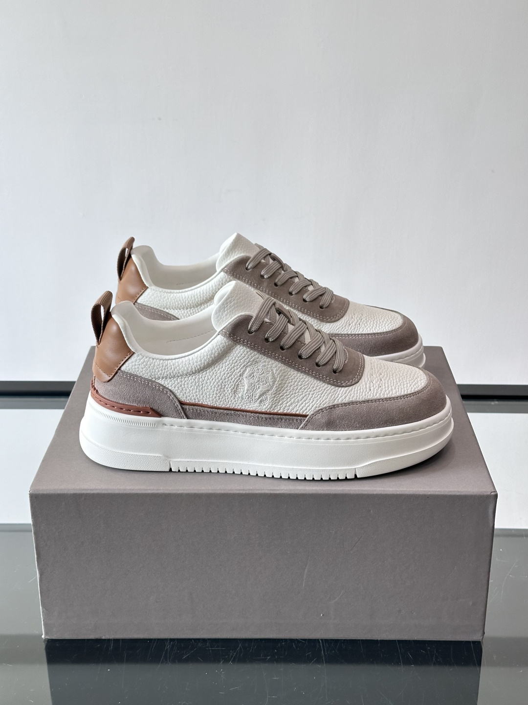 Brunello Cucinelli 男士运动鞋​​👟这款运动鞋采用牛皮+反绒牛皮拼接，微孔设计超透气，