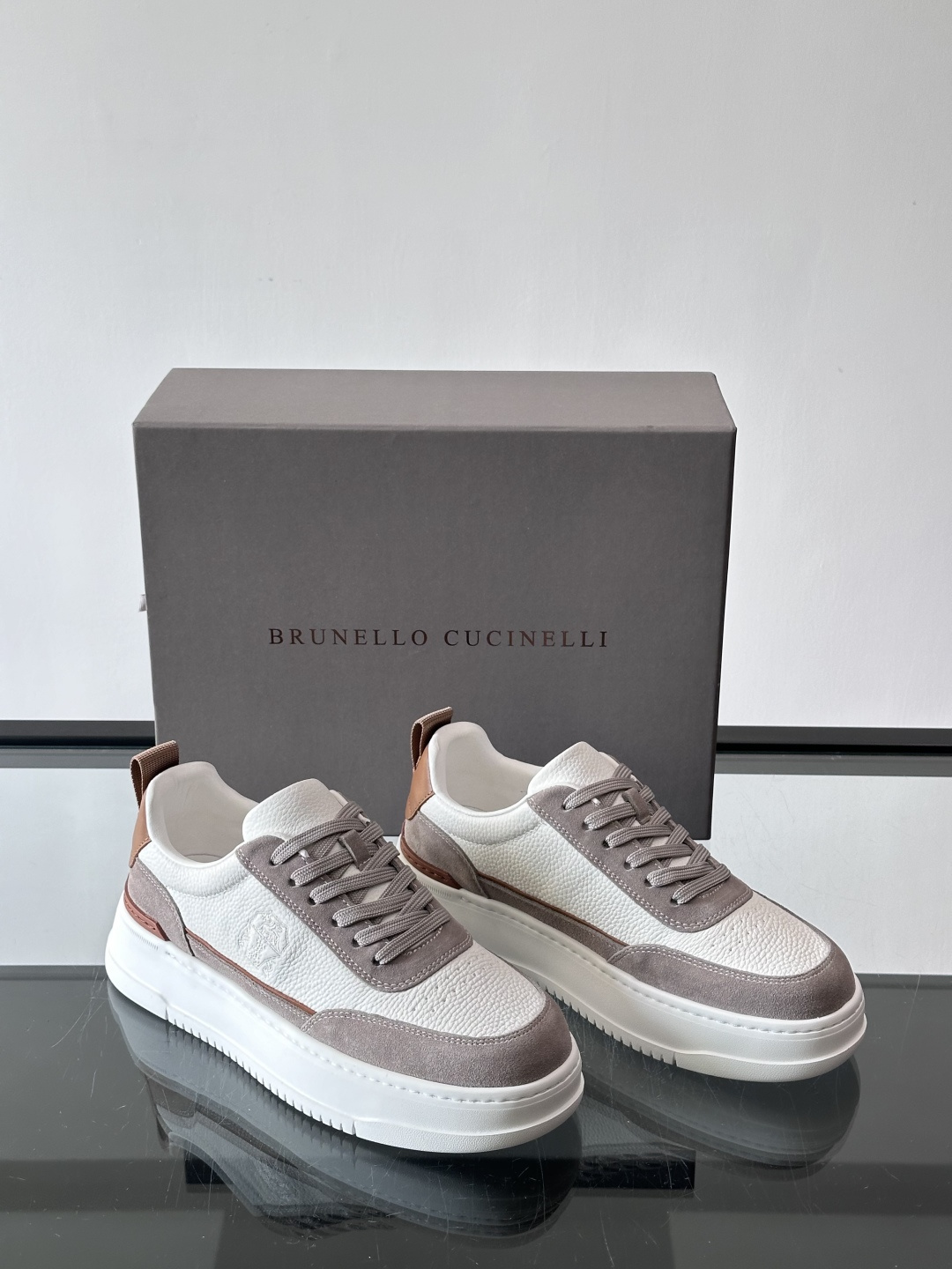 Brunello Cucinelli 男士运动鞋​​👟这款运动鞋采用牛皮+反绒牛皮拼接，微孔设计超透气，
