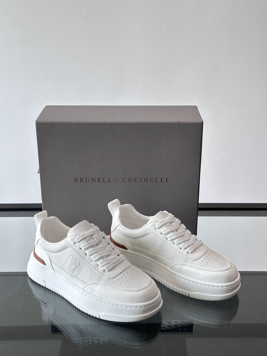 Brunello Cucinelli 男士运动鞋​​👟这款运动鞋采用牛皮+反绒牛皮拼接，微孔设计超透气，