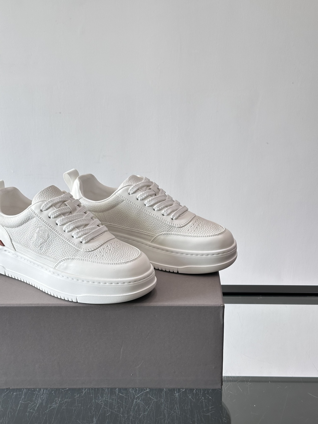 Brunello Cucinelli 男士运动鞋​​👟这款运动鞋采用牛皮+反绒牛皮拼接，微孔设计超透气，