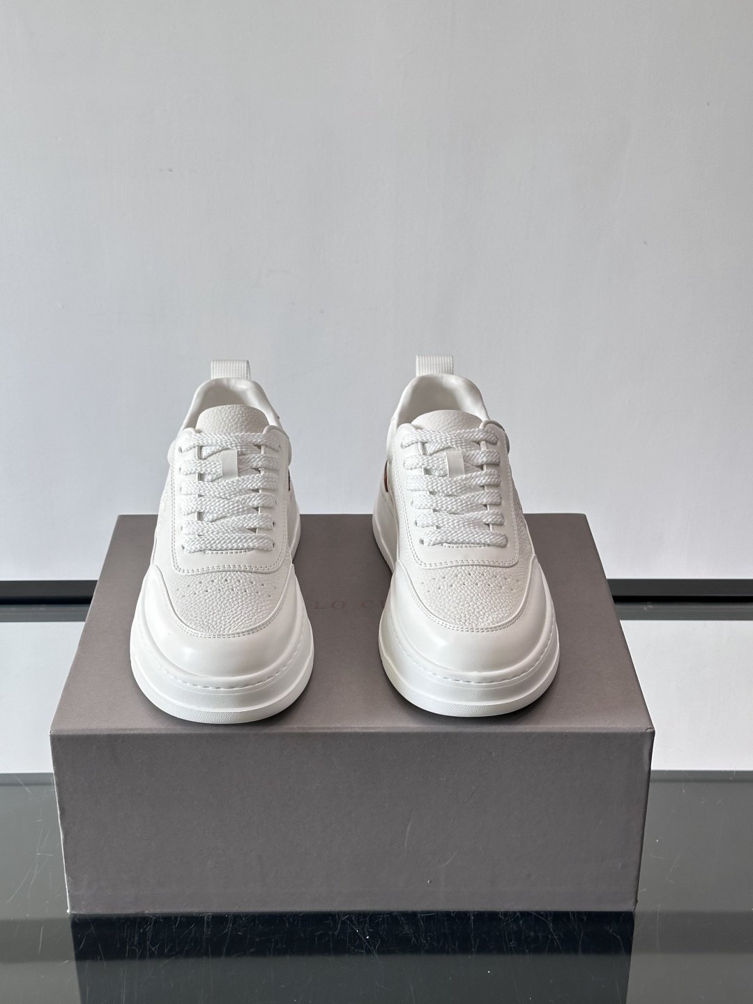 Brunello Cucinelli 男士运动鞋​​👟这款运动鞋采用牛皮+反绒牛皮拼接，微孔设计超透气，