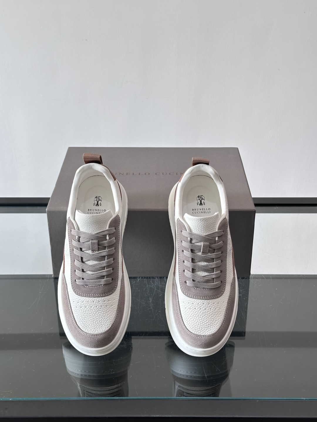 Brunello Cucinelli 男士运动鞋​​👟这款运动鞋采用牛皮+反绒牛皮拼接，微孔设计超透气，