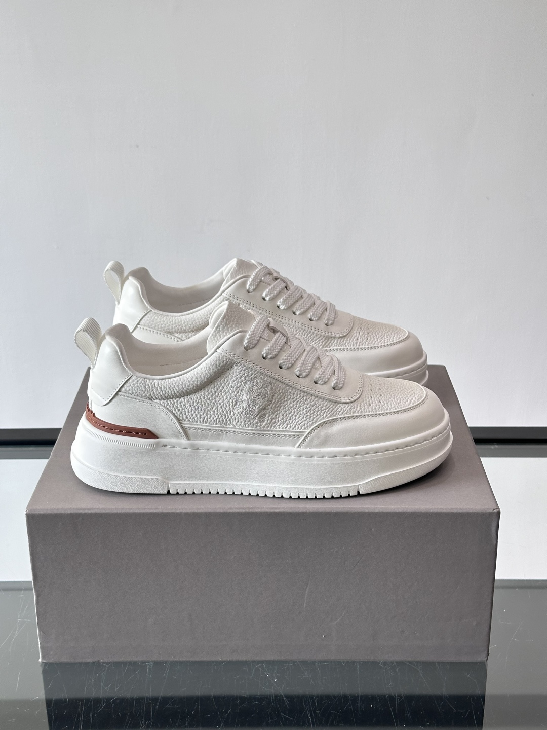 Brunello Cucinelli 男士运动鞋​​👟这款运动鞋采用牛皮+反绒牛皮拼接，微孔设计超透气，