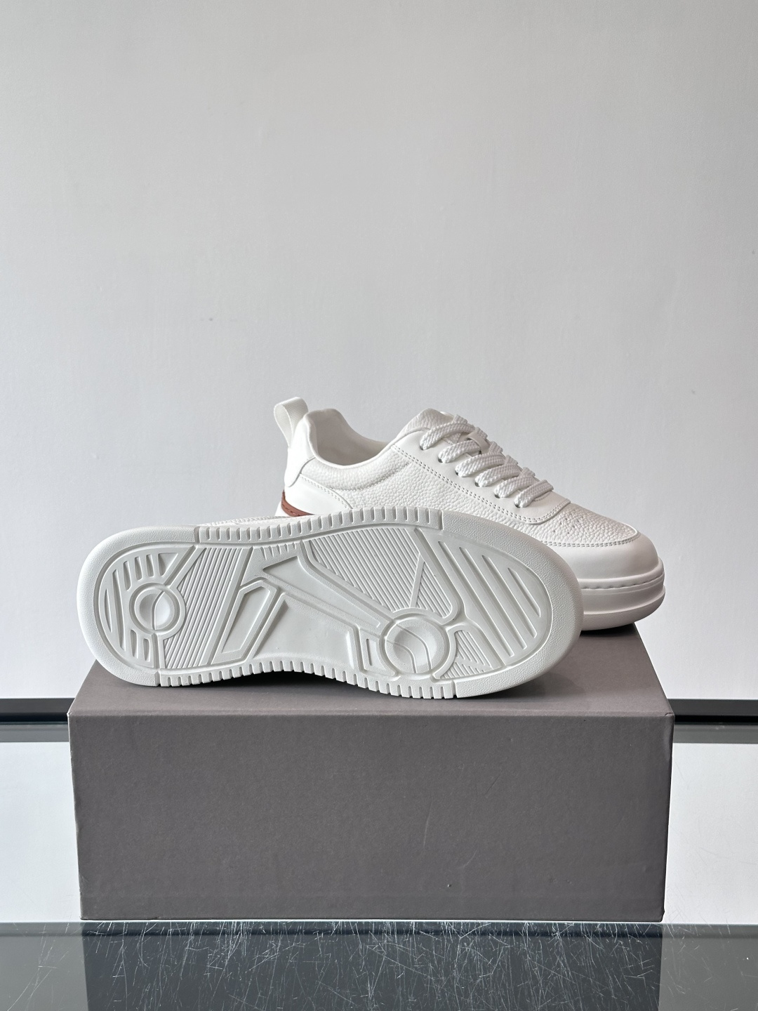 Brunello Cucinelli 男士运动鞋​​👟这款运动鞋采用牛皮+反绒牛皮拼接，微孔设计超透气，