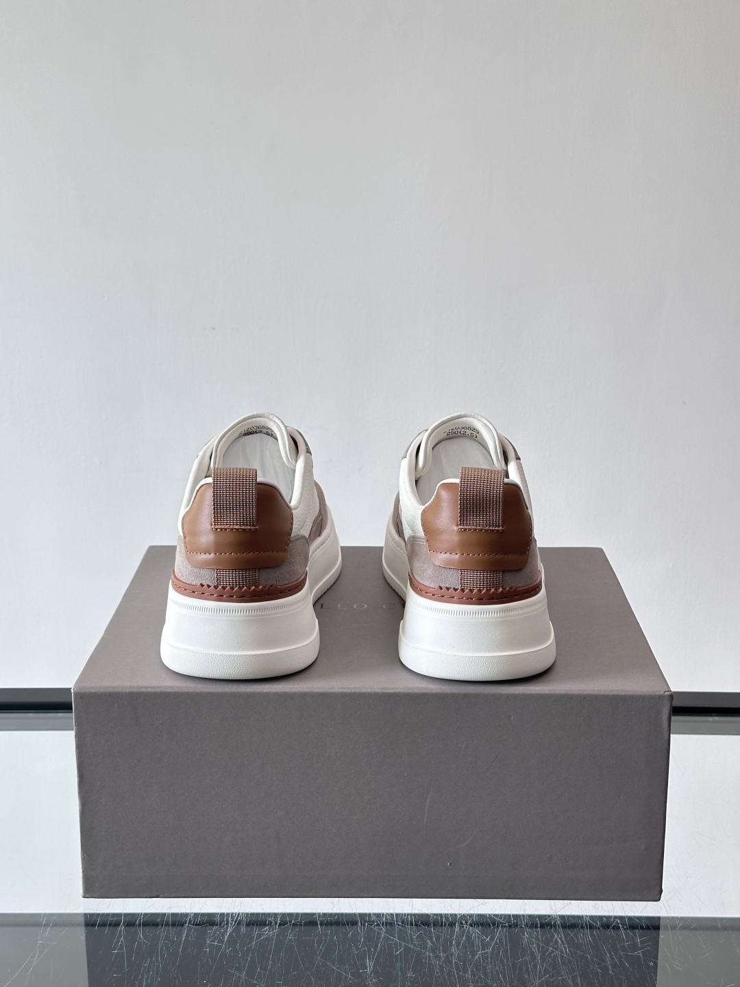 Brunello Cucinelli 男士运动鞋​​👟这款运动鞋采用牛皮+反绒牛皮拼接，微孔设计超透气，