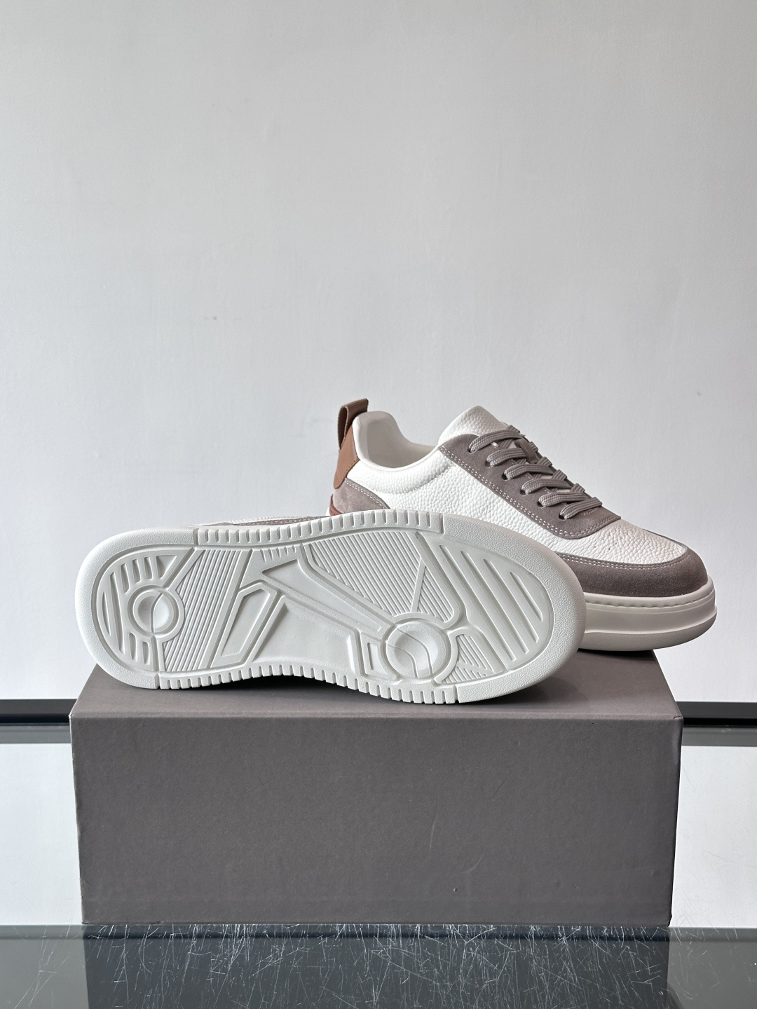 Brunello Cucinelli 男士运动鞋​​👟这款运动鞋采用牛皮+反绒牛皮拼接，微孔设计超透气，