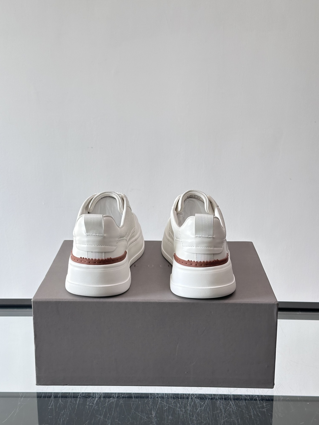 Brunello Cucinelli 男士运动鞋​​👟这款运动鞋采用牛皮+反绒牛皮拼接，微孔设计超透气，