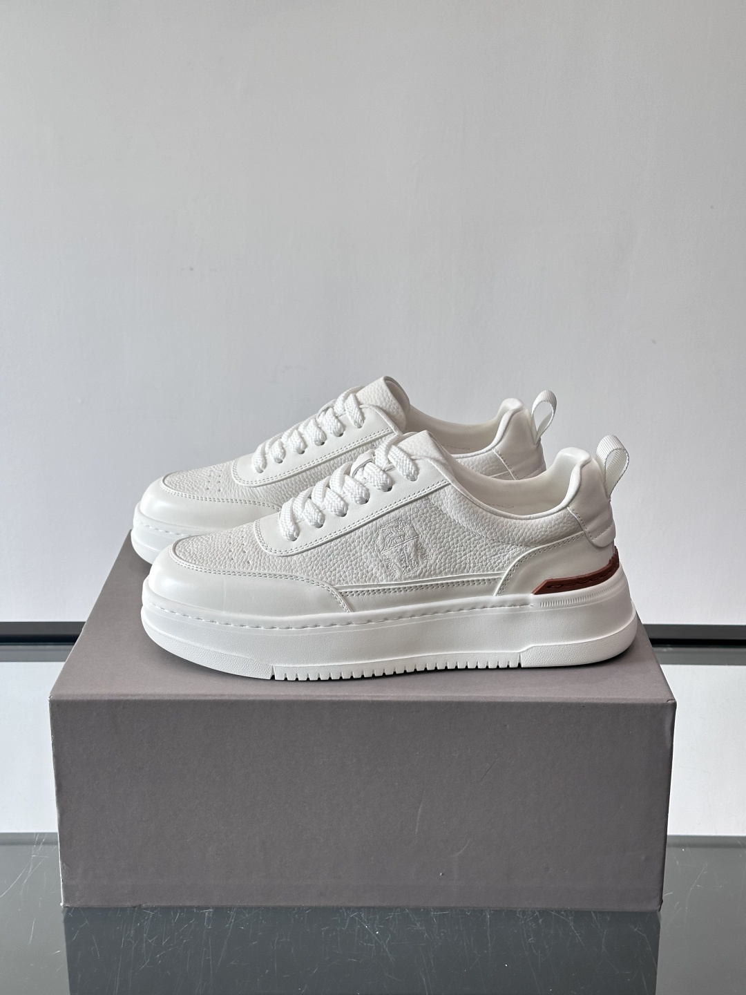 Brunello Cucinelli 男士运动鞋​​👟这款运动鞋采用牛皮+反绒牛皮拼接，微孔设计超透气，