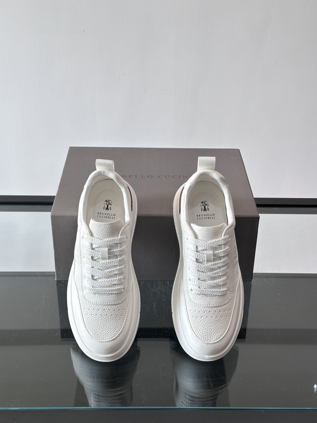 Brunello Cucinelli 男士运动鞋​​👟这款运动鞋采用牛皮+反绒牛皮拼接，微孔设计超透气，