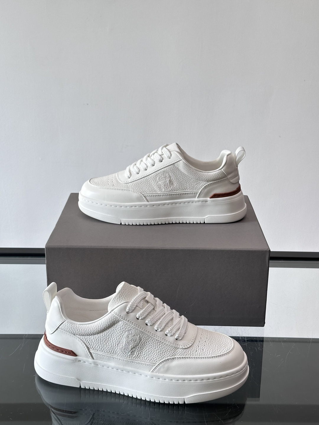 Brunello Cucinelli 男士运动鞋​​👟这款运动鞋采用牛皮+反绒牛皮拼接，微孔设计超透气，