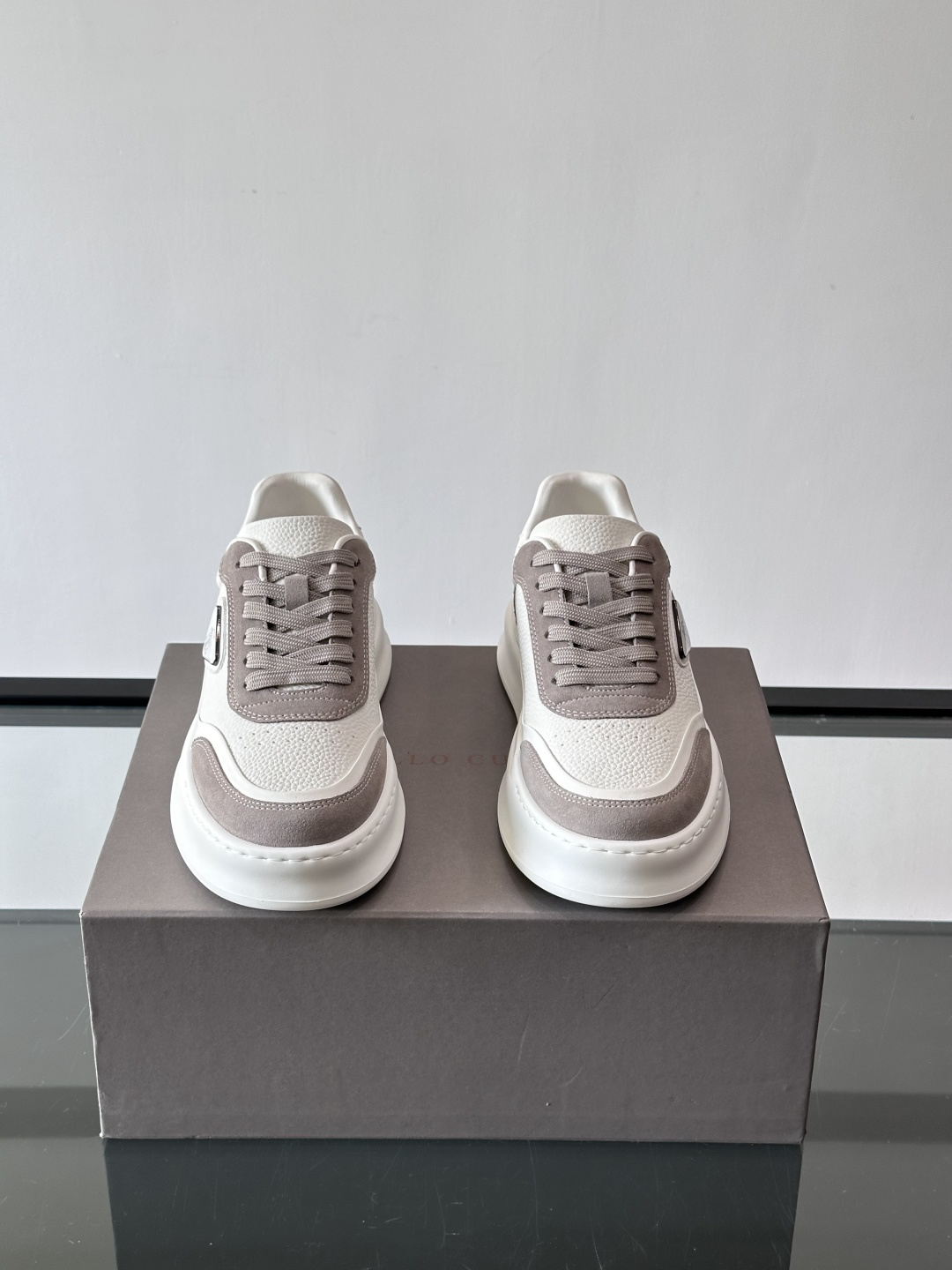 Brunello Cucinelli 男士运动鞋​​👟这款运动鞋采用牛皮+反绒牛皮拼接，微孔设计超透气，