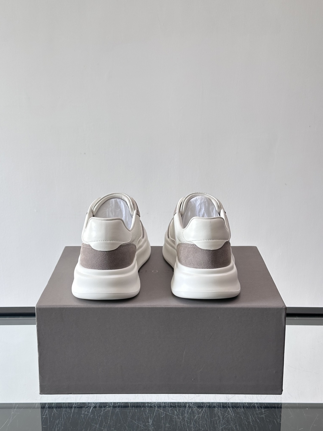 Brunello Cucinelli 男士运动鞋​​👟这款运动鞋采用牛皮+反绒牛皮拼接，微孔设计超透气，