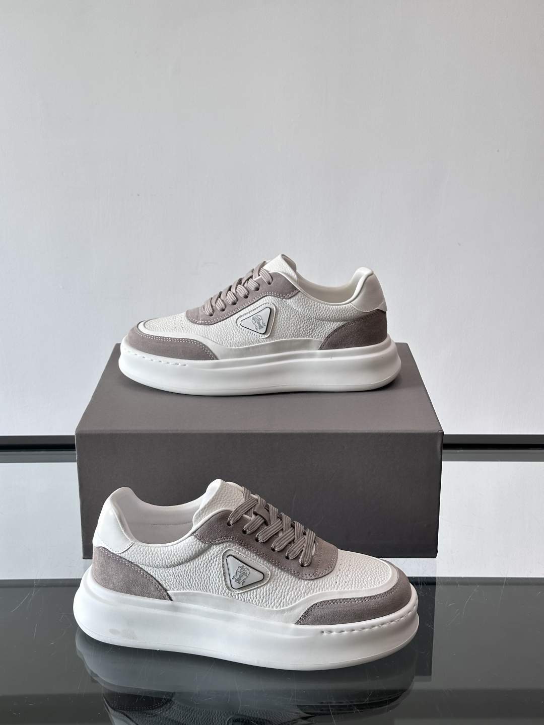 Brunello Cucinelli 男士运动鞋​​👟这款运动鞋采用牛皮+反绒牛皮拼接，微孔设计超透气，