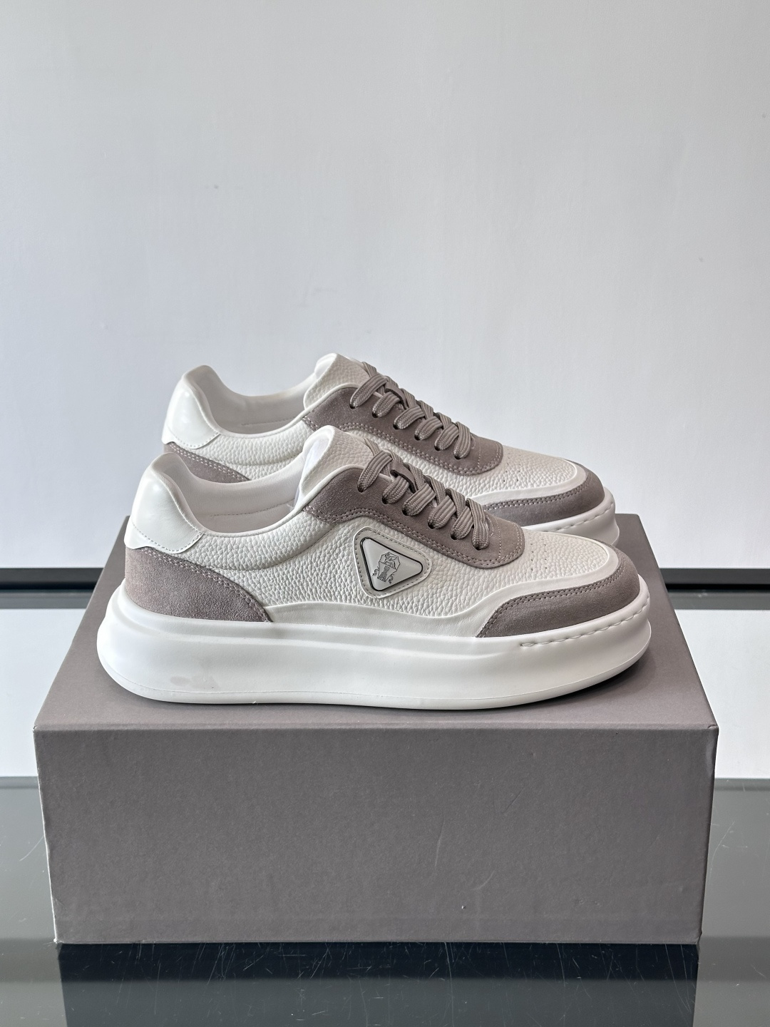 Brunello Cucinelli 男士运动鞋​​👟这款运动鞋采用牛皮+反绒牛皮拼接，微孔设计超透气，