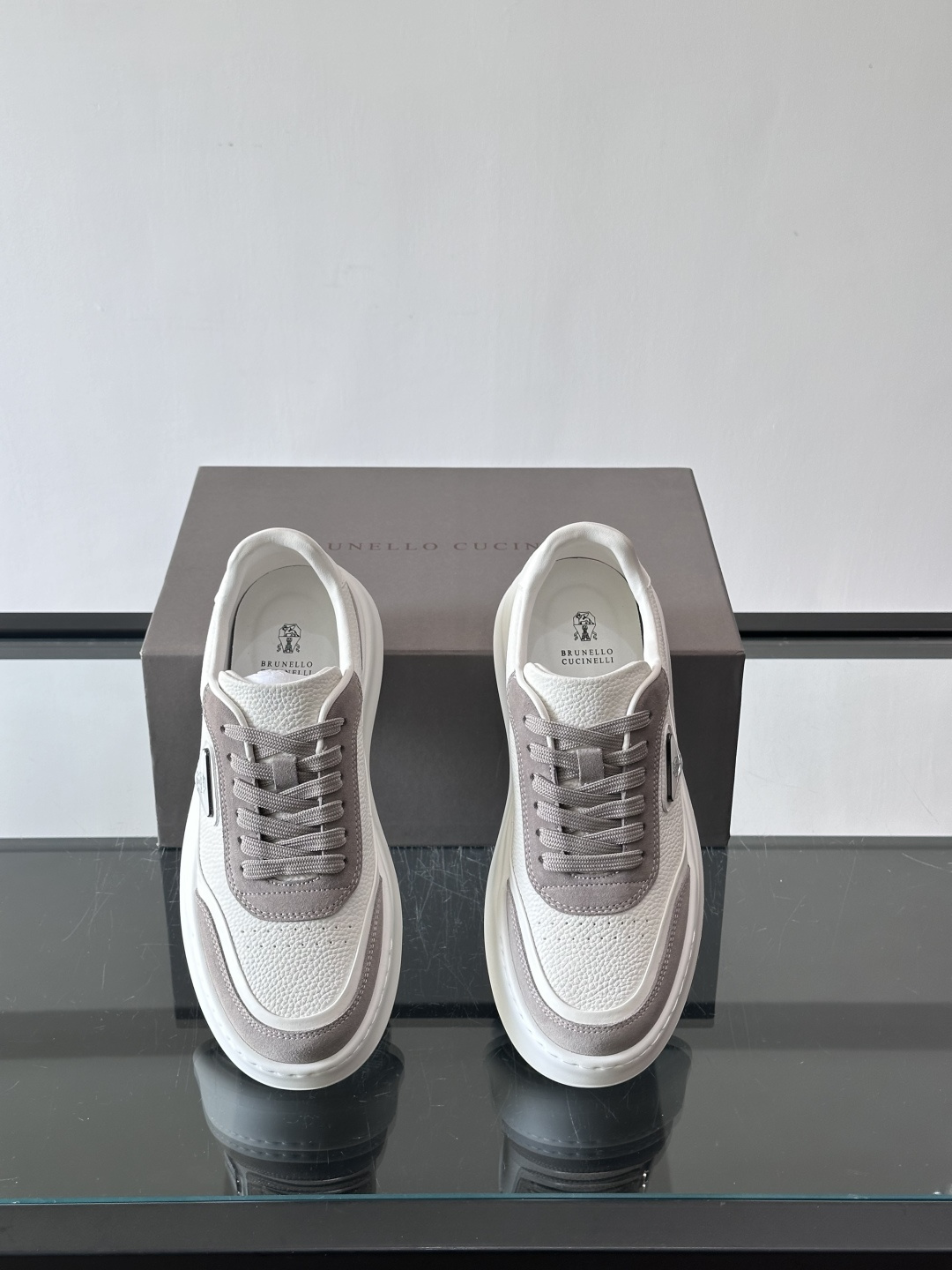 Brunello Cucinelli 男士运动鞋​​👟这款运动鞋采用牛皮+反绒牛皮拼接，微孔设计超透气，