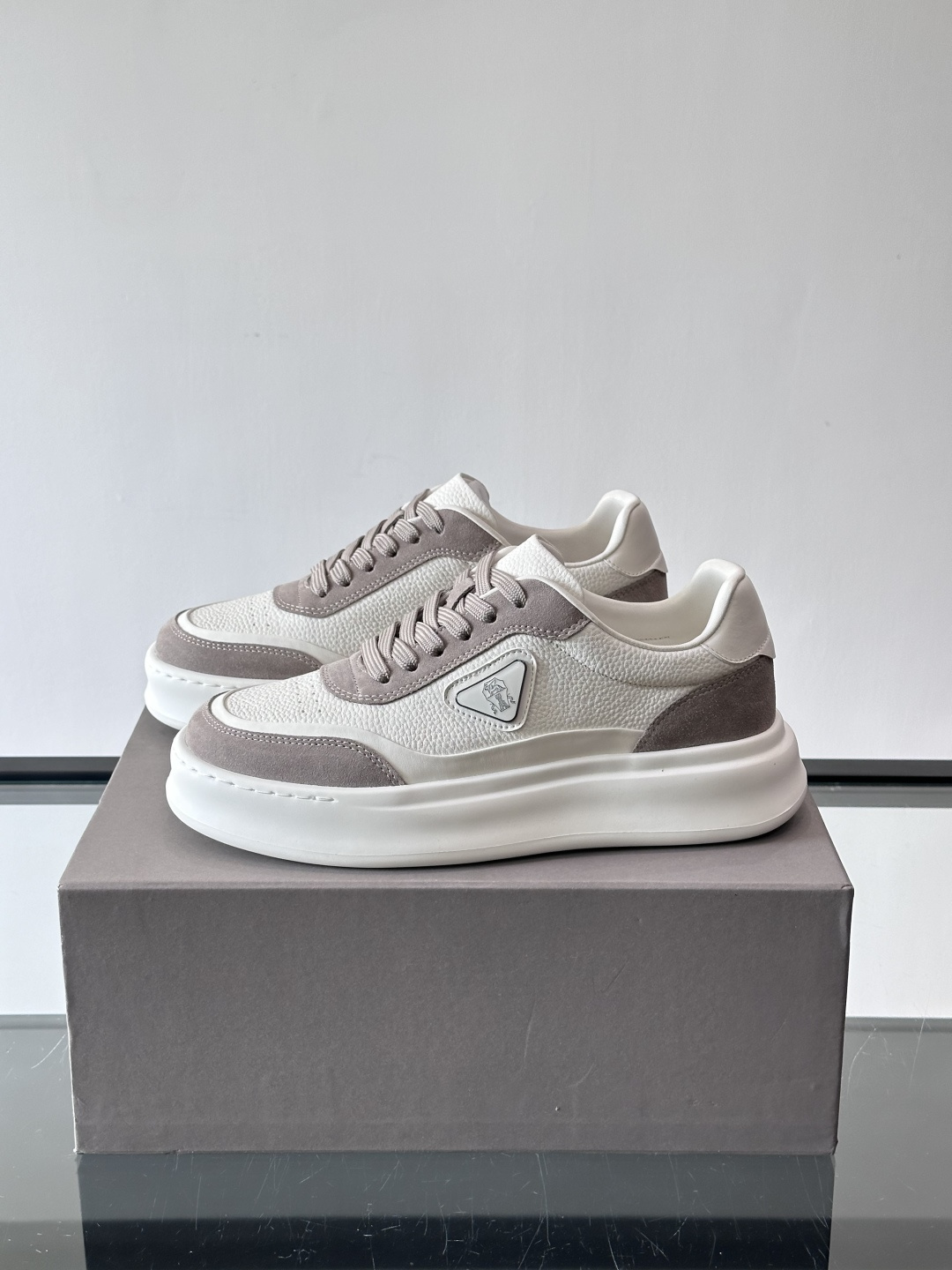 Brunello Cucinelli 男士运动鞋​​👟这款运动鞋采用牛皮+反绒牛皮拼接，微孔设计超透气，