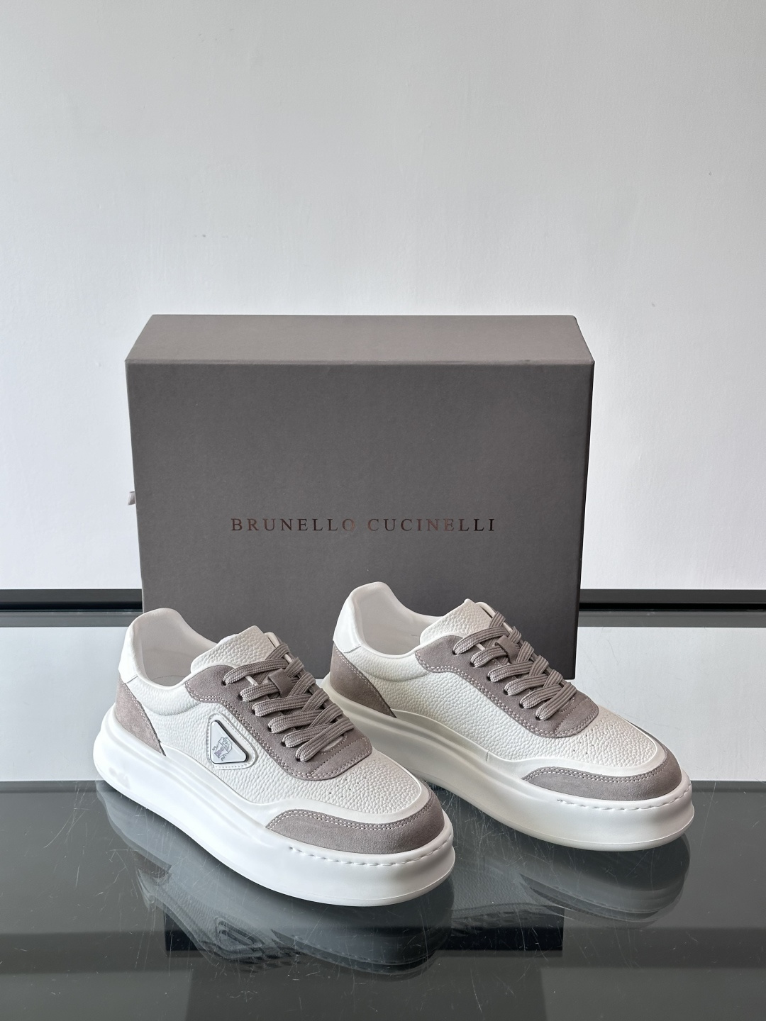 Brunello Cucinelli 男士运动鞋​​👟这款运动鞋采用牛皮+反绒牛皮拼接，微孔设计超透气，