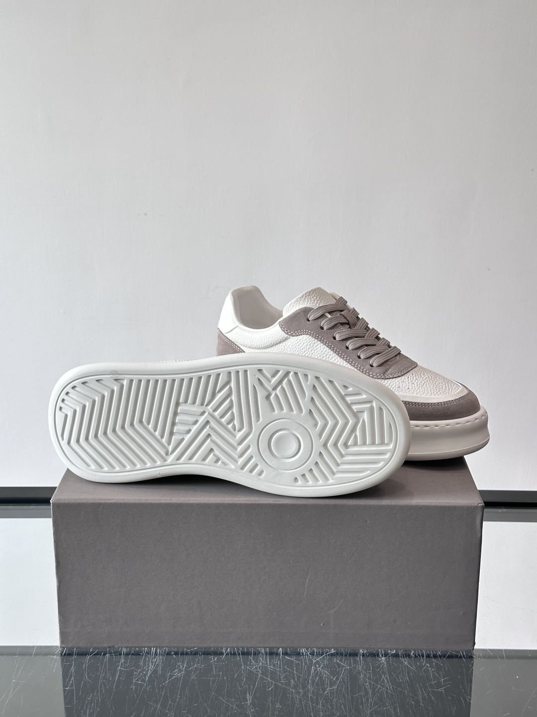 Brunello Cucinelli 男士运动鞋​​👟这款运动鞋采用牛皮+反绒牛皮拼接，微孔设计超透气，