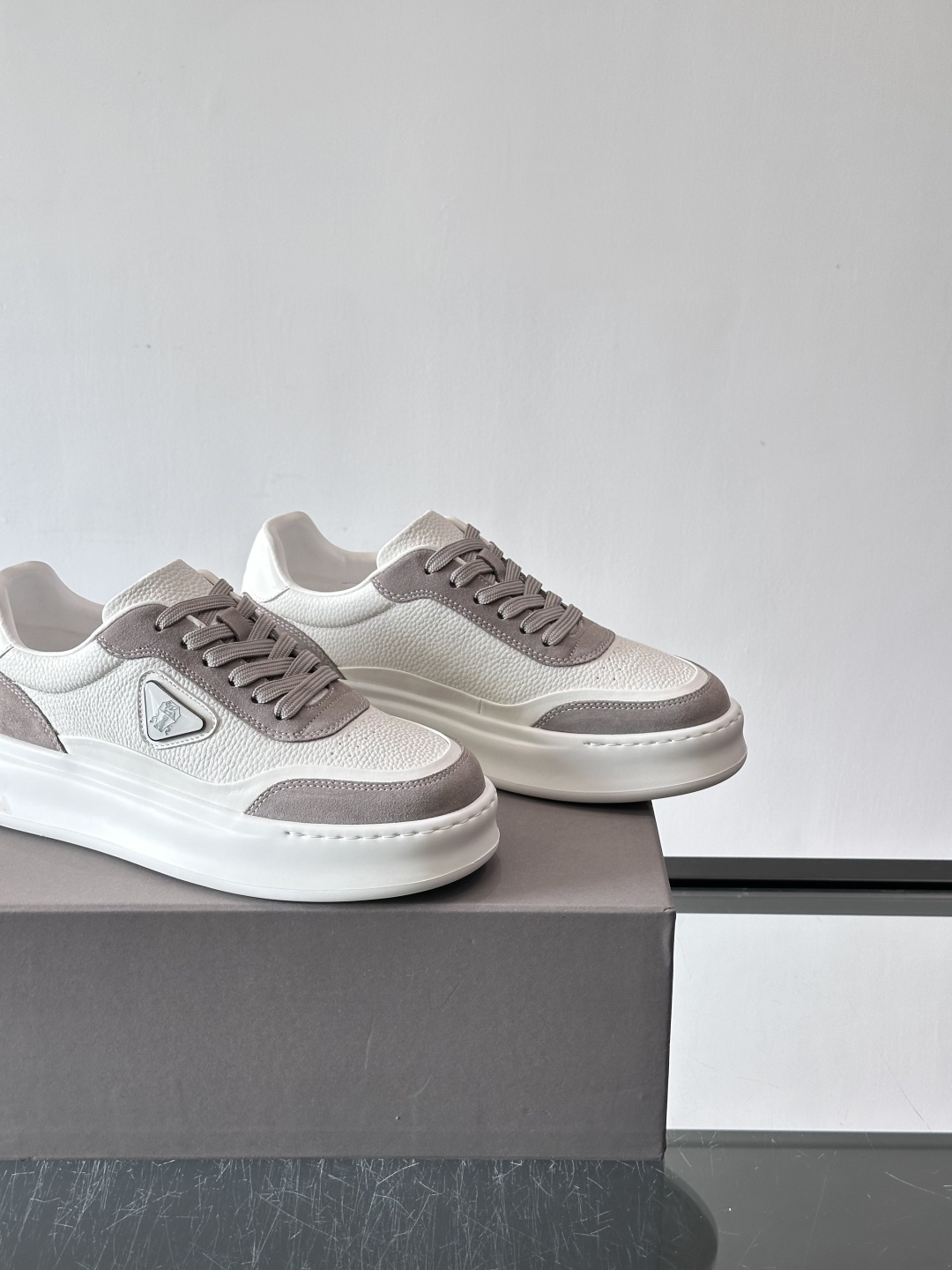 Brunello Cucinelli 男士运动鞋​​👟这款运动鞋采用牛皮+反绒牛皮拼接，微孔设计超透气，