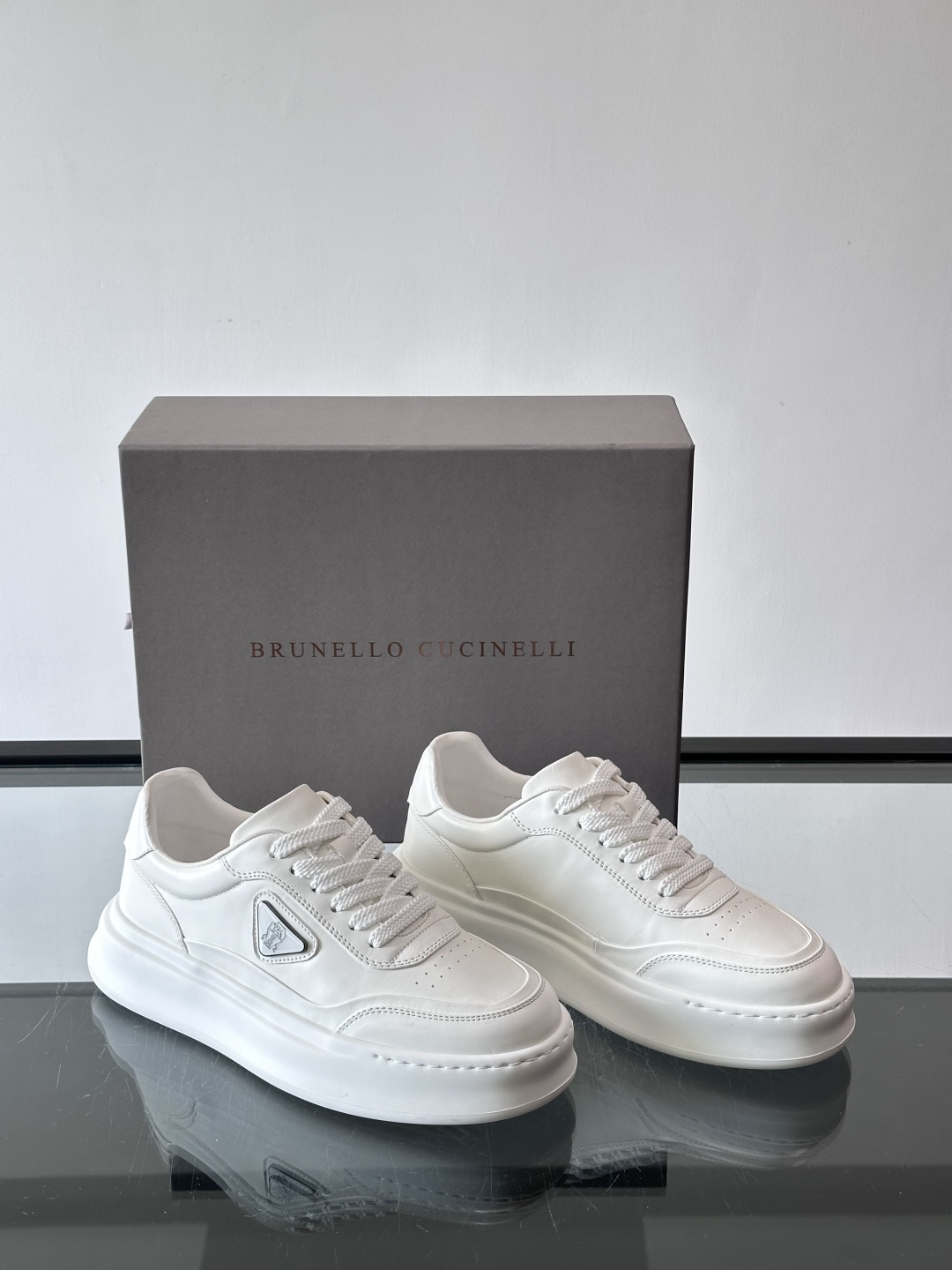 Brunello Cucinelli 男士运动鞋​​👟这款运动鞋采用牛皮+反绒牛皮拼接，微孔设计超透气，