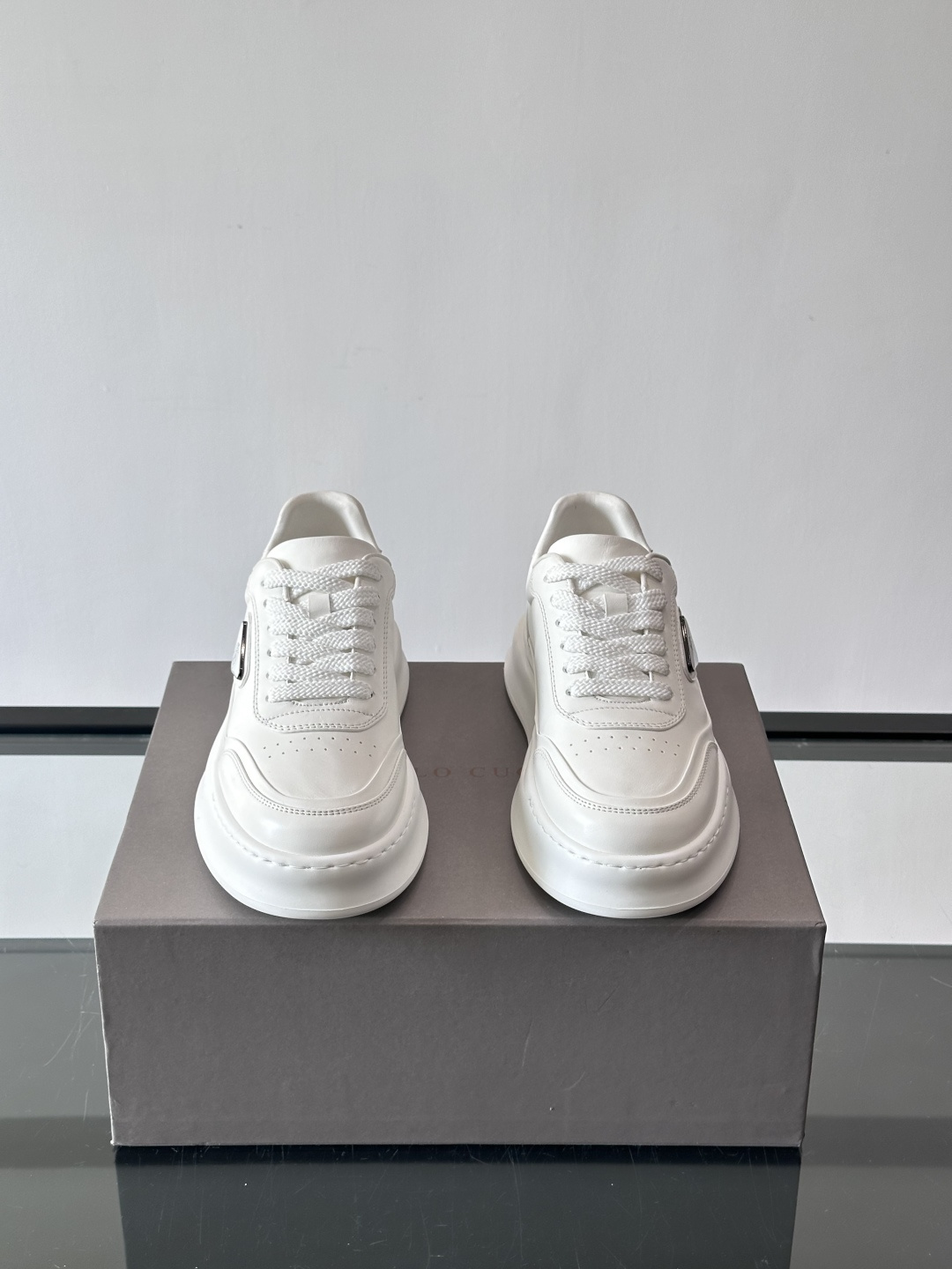 Brunello Cucinelli 男士运动鞋​​👟这款运动鞋采用牛皮+反绒牛皮拼接，微孔设计超透气，