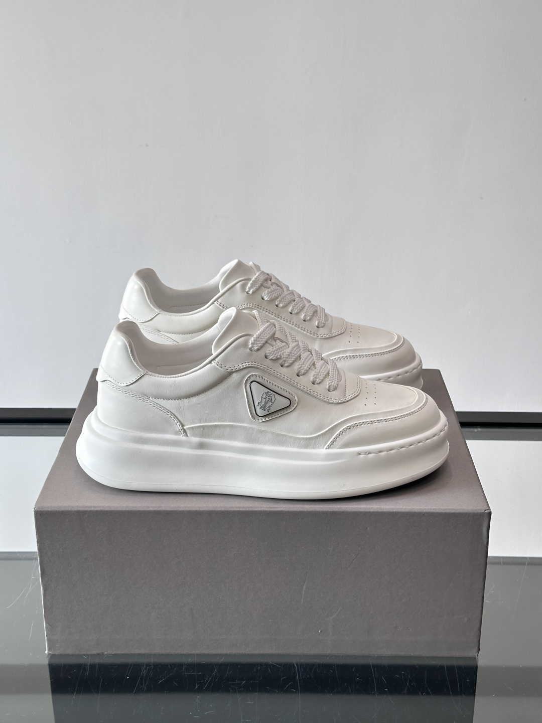 Brunello Cucinelli 男士运动鞋​​👟这款运动鞋采用牛皮+反绒牛皮拼接，微孔设计超透气，