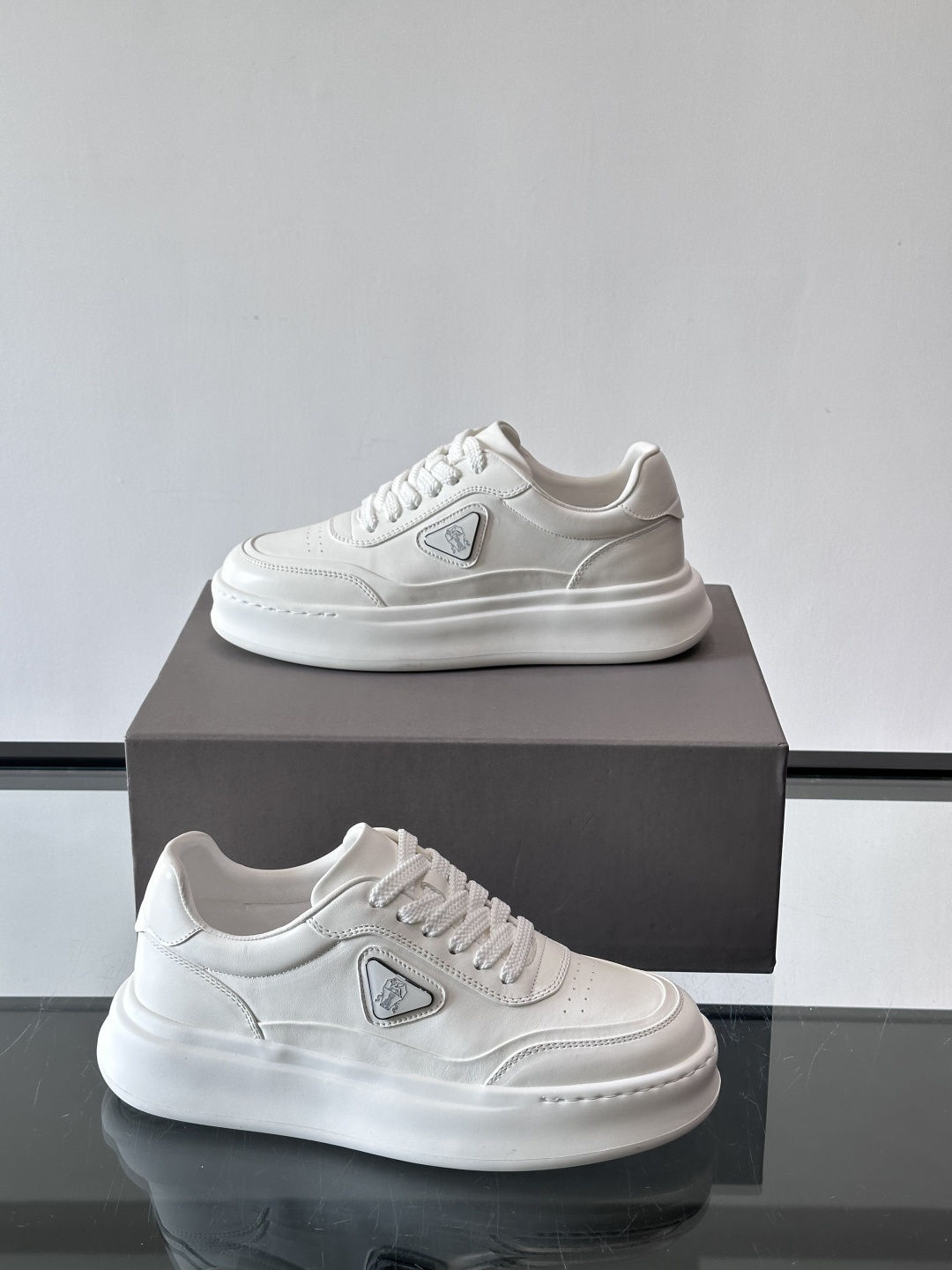 Brunello Cucinelli 男士运动鞋​​👟这款运动鞋采用牛皮+反绒牛皮拼接，微孔设计超透气，