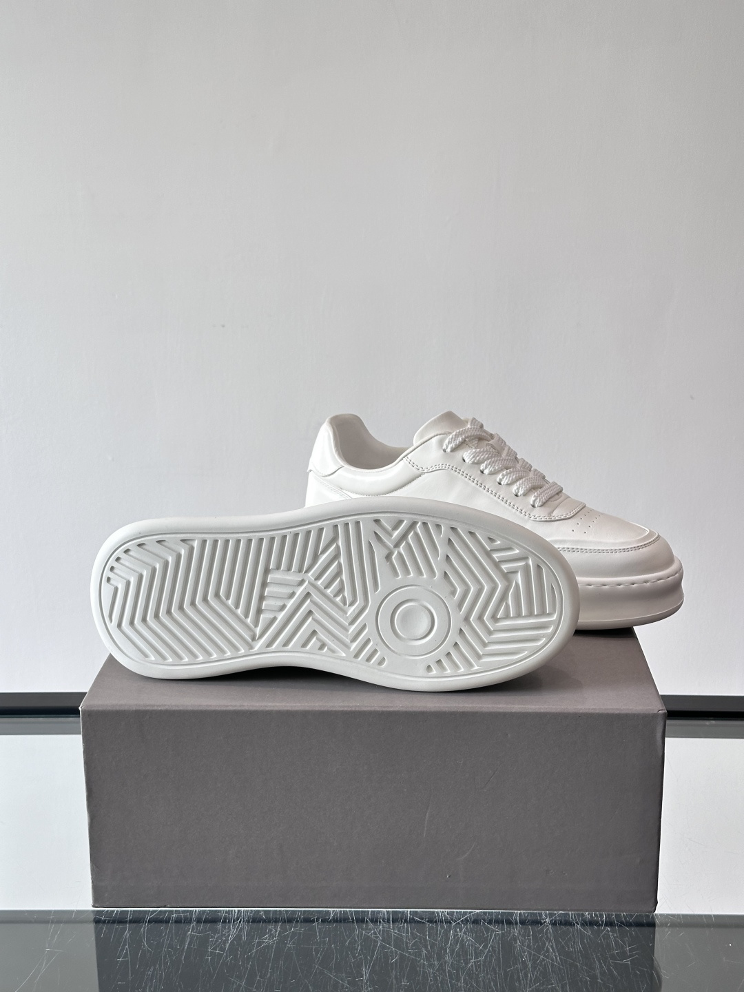 Brunello Cucinelli 男士运动鞋​​👟这款运动鞋采用牛皮+反绒牛皮拼接，微孔设计超透气，