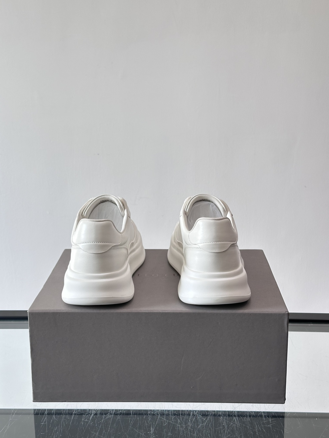 Brunello Cucinelli 男士运动鞋​​👟这款运动鞋采用牛皮+反绒牛皮拼接，微孔设计超透气，