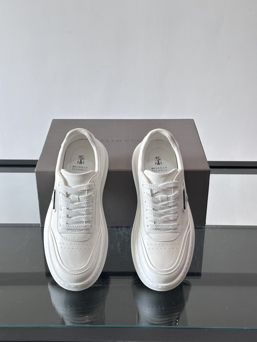 Brunello Cucinelli 男士运动鞋​​👟这款运动鞋采用牛皮+反绒牛皮拼接，微孔设计超透气，