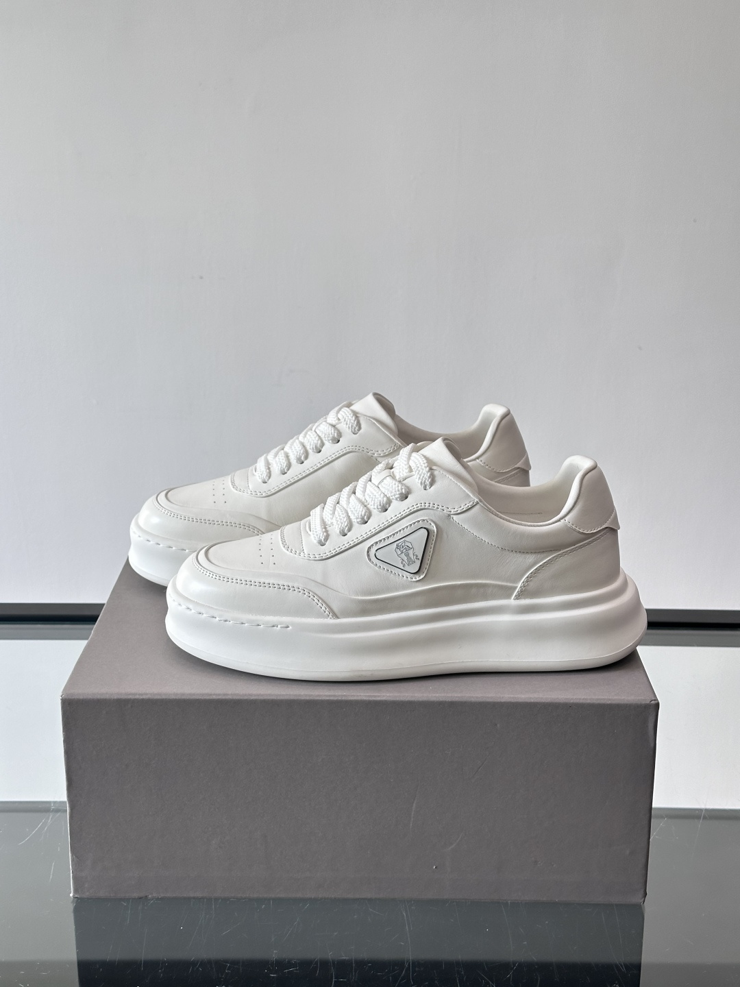 Brunello Cucinelli 男士运动鞋​​👟这款运动鞋采用牛皮+反绒牛皮拼接，微孔设计超透气，