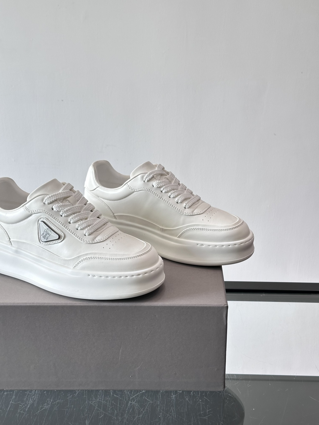 Brunello Cucinelli 男士运动鞋​​👟这款运动鞋采用牛皮+反绒牛皮拼接，微孔设计超透气，