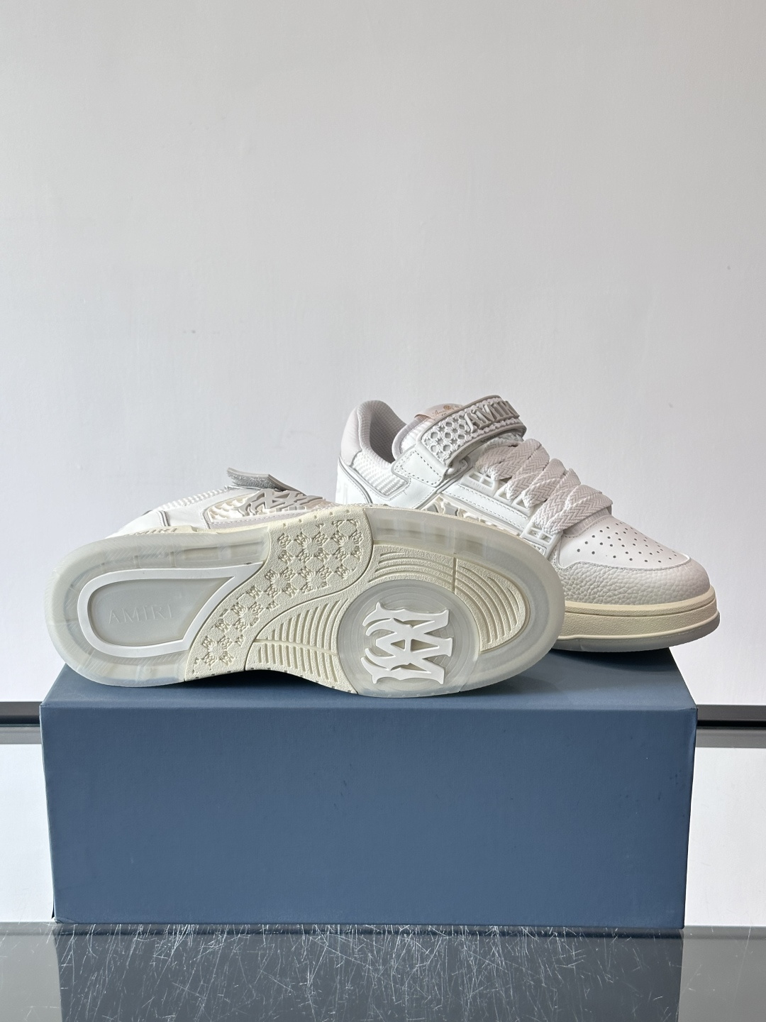 AMIRI拼色运动鞋​，这双AMIRI拼色运动鞋是品牌标志性的复古街头风格代表，采用经典黑白撞色设计，搭