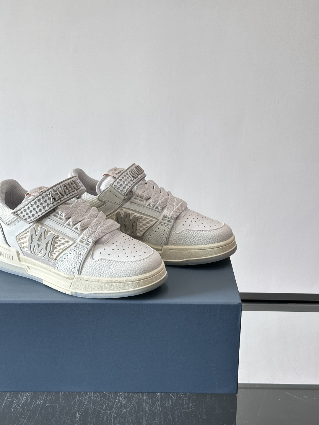 AMIRI拼色运动鞋​，这双AMIRI拼色运动鞋是品牌标志性的复古街头风格代表，采用经典黑白撞色设计，搭