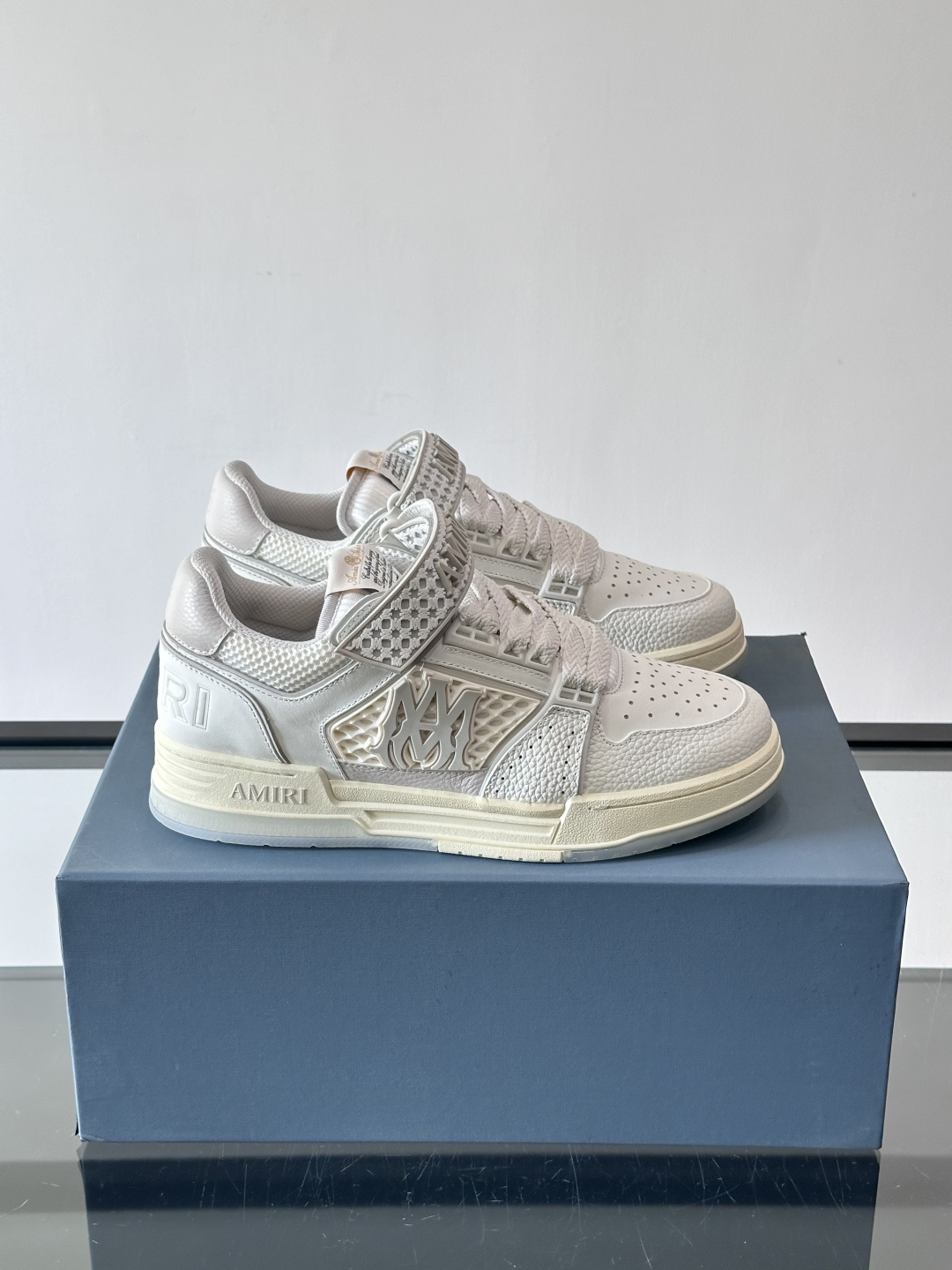 AMIRI拼色运动鞋​，这双AMIRI拼色运动鞋是品牌标志性的复古街头风格代表，采用经典黑白撞色设计，搭