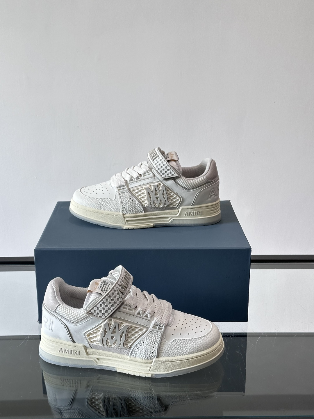 AMIRI拼色运动鞋​，这双AMIRI拼色运动鞋是品牌标志性的复古街头风格代表，采用经典黑白撞色设计，搭
